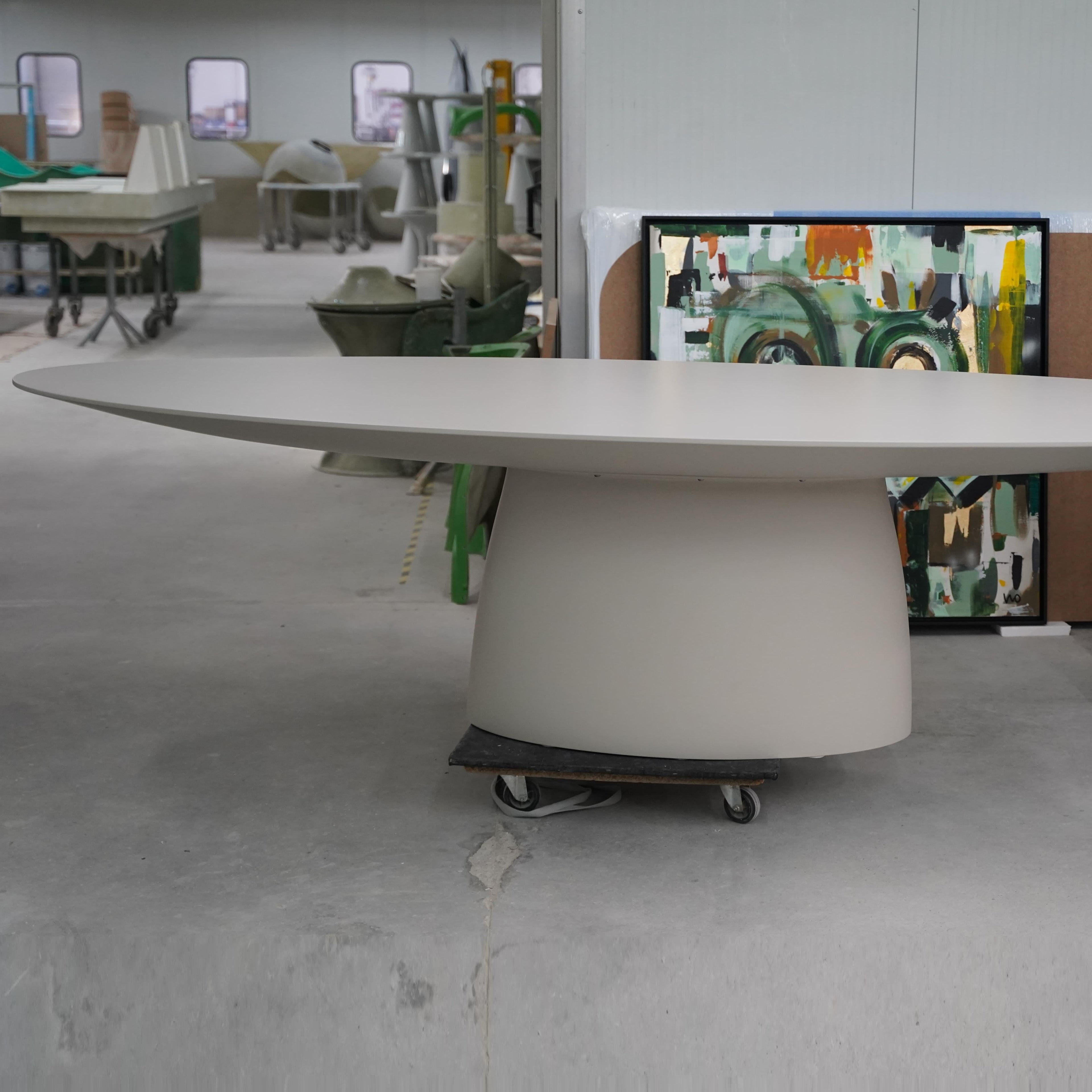 https://a.1stdibscdn.com/indoor-outdoor-dining-table-in-scratch-resistant-lacquered-resin-ral1001-for-sale-picture-11/f_27693/f_420751121758605868614/DSC06550_master.jpg