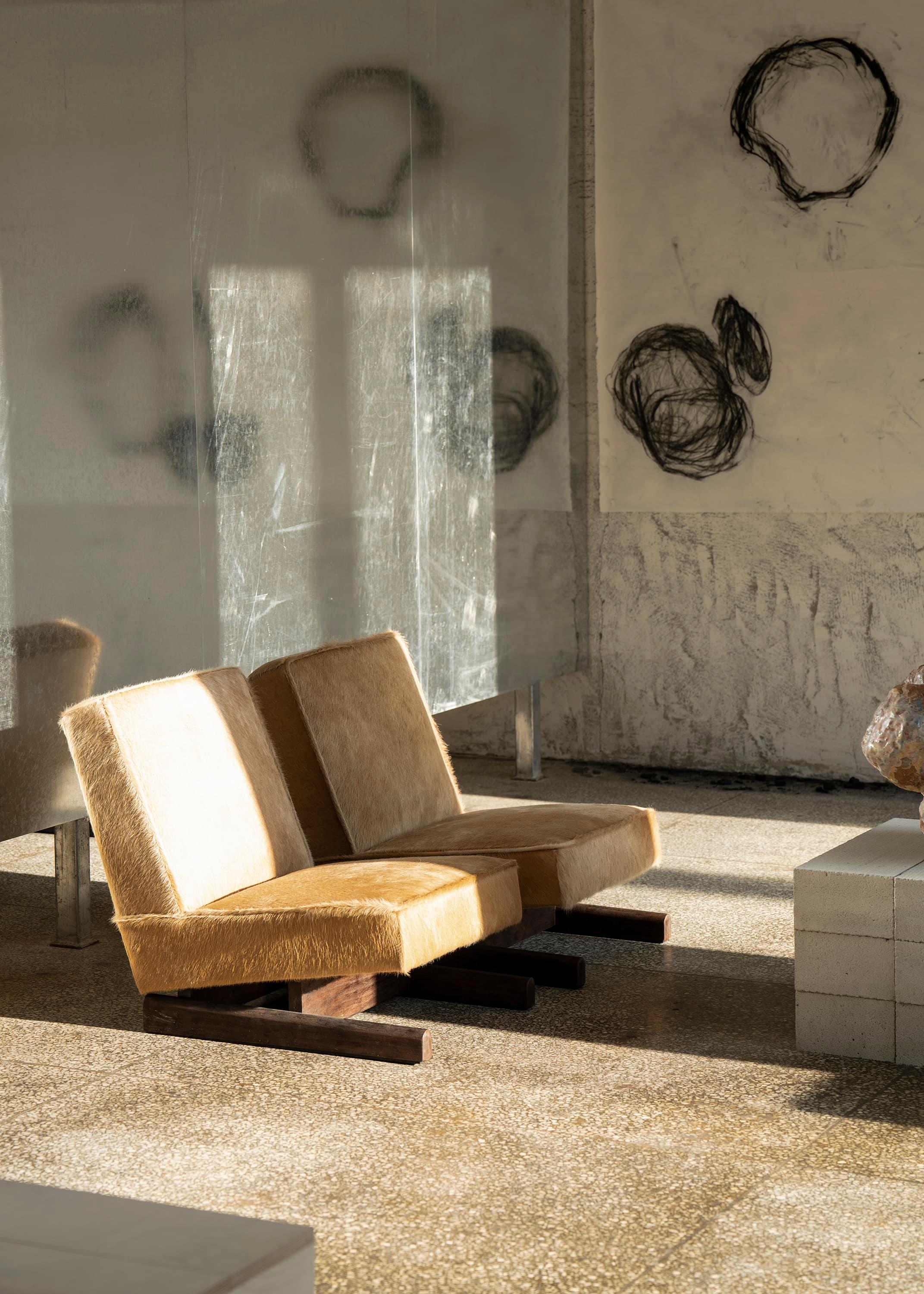 https://a.1stdibscdn.com/ut-01-cowhide-and-walnut-sofa-by-sing-chan-for-sale-picture-3/f_12192/f_472373721761590290004/DSC06569_3000_by_SINGCHAN_DESIGN_master.jpg