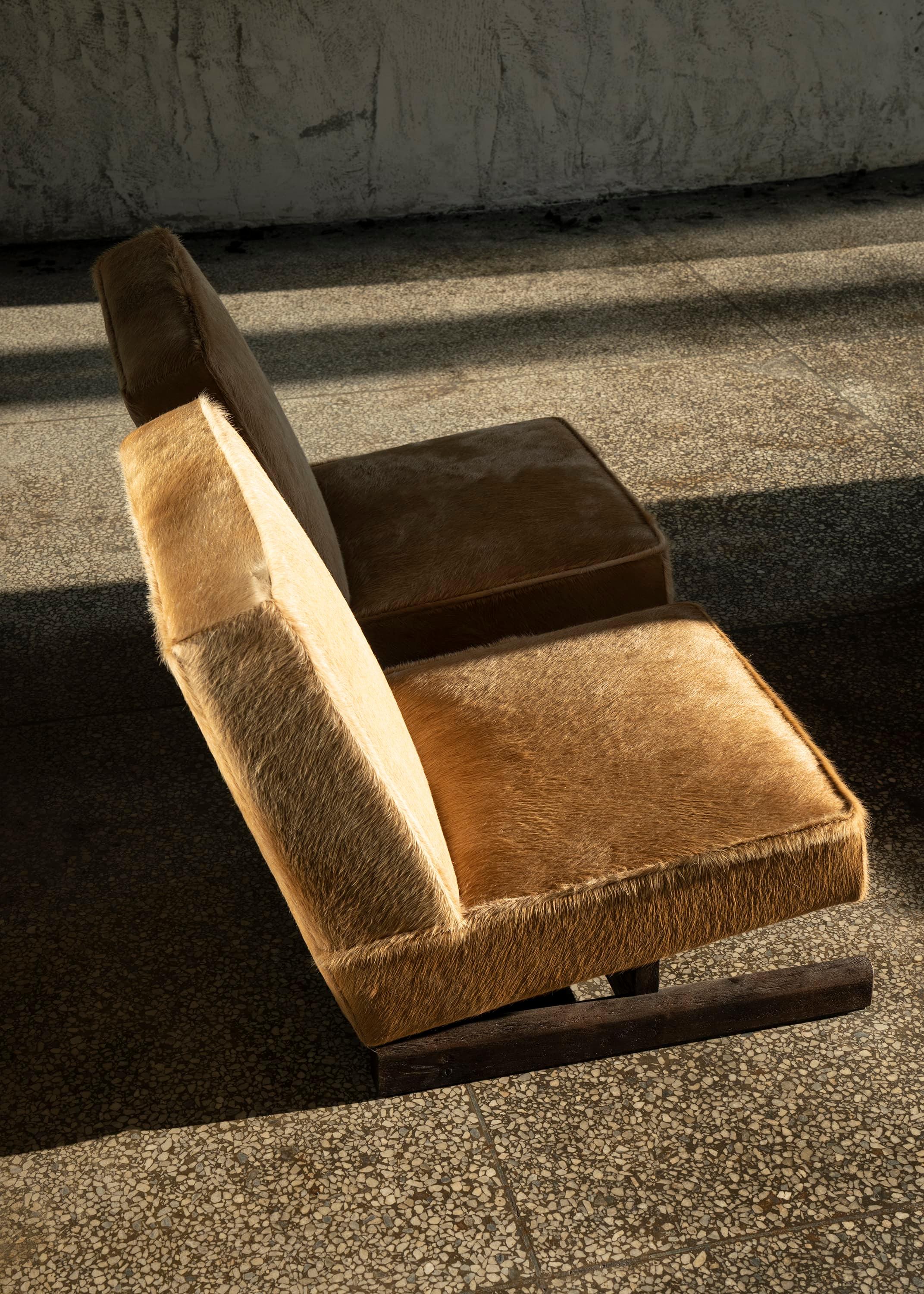 https://a.1stdibscdn.com/ut-01-cowhide-and-walnut-sofa-by-sing-chan-for-sale-picture-12/f_12192/f_472373721761590290093/DSC06648_3000_by_SINGCHAN_DESIGN_master.jpg