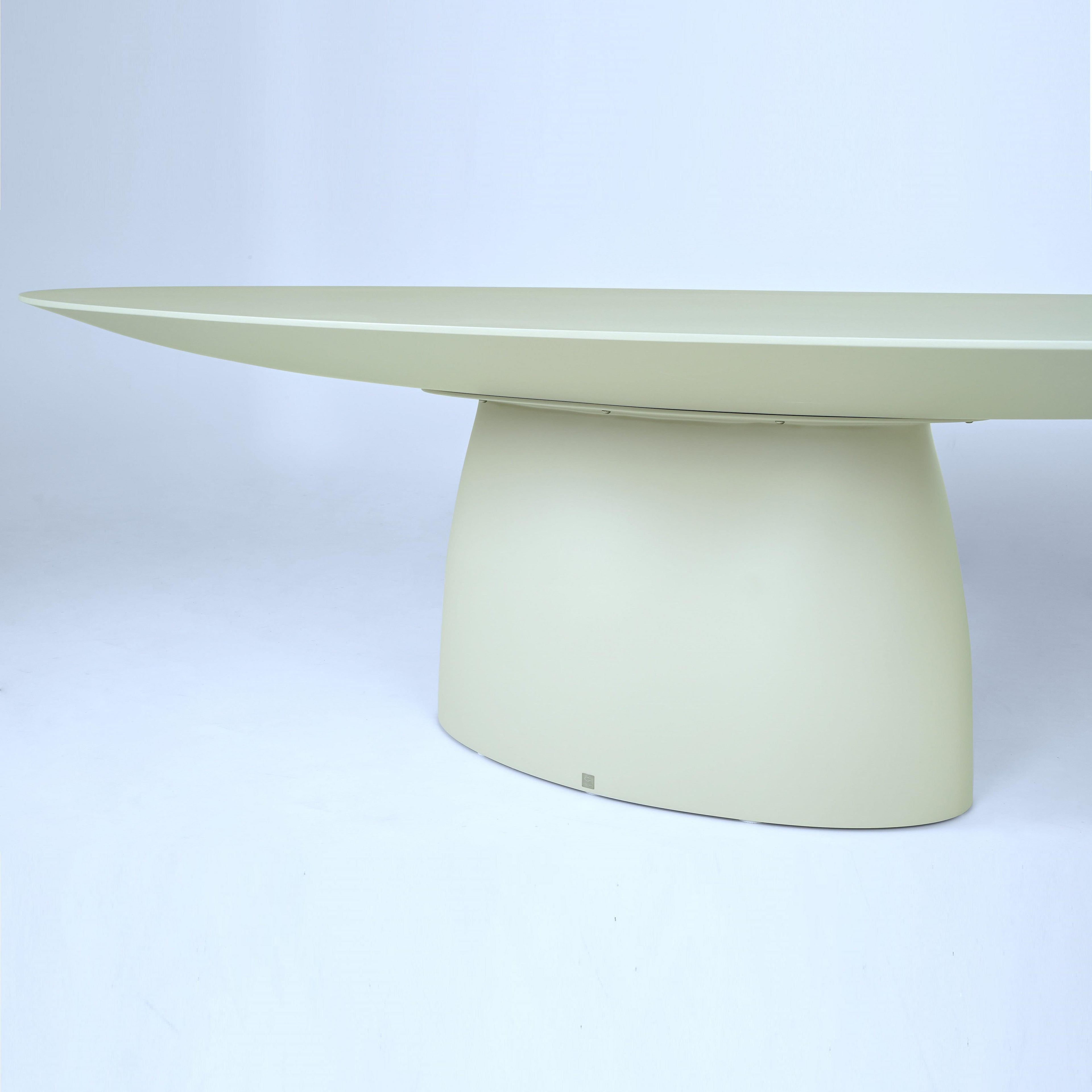 https://a.1stdibscdn.com/indoor-outdoor-dining-table-in-scratch-resistant-lacquered-resin-ral1001-for-sale-picture-10/f_27693/f_420751121758605867144/DSC07940_master.jpg