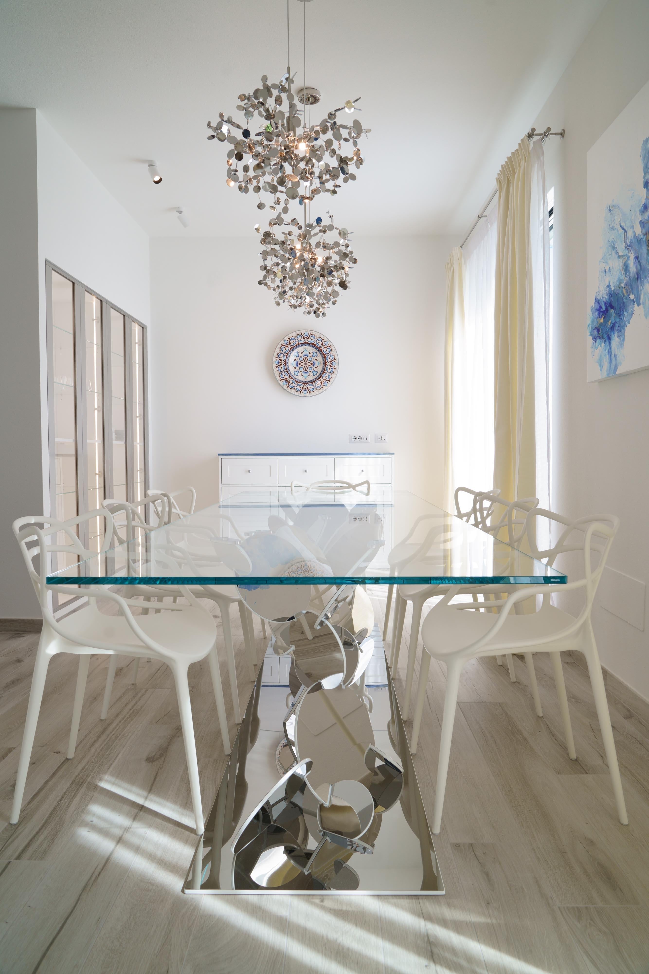 https://a.1stdibscdn.com/dining-table-tempered-glass-top-stainless-steel-mirror-finish-base-collectible-for-sale-picture-2/f_22003/f_302743721662362169310/DSC08036_master.jpg