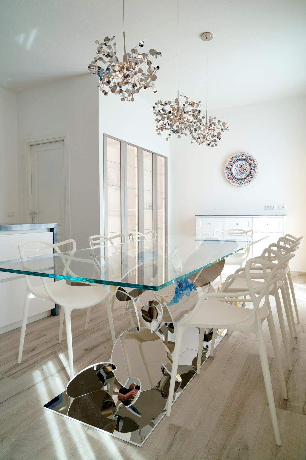 https://a.1stdibscdn.com/dining-table-tempered-glass-top-stainless-steel-mirror-finish-base-collectible-for-sale-picture-3/f_22003/f_302743721662362169294/DSC08051_master.jpg
