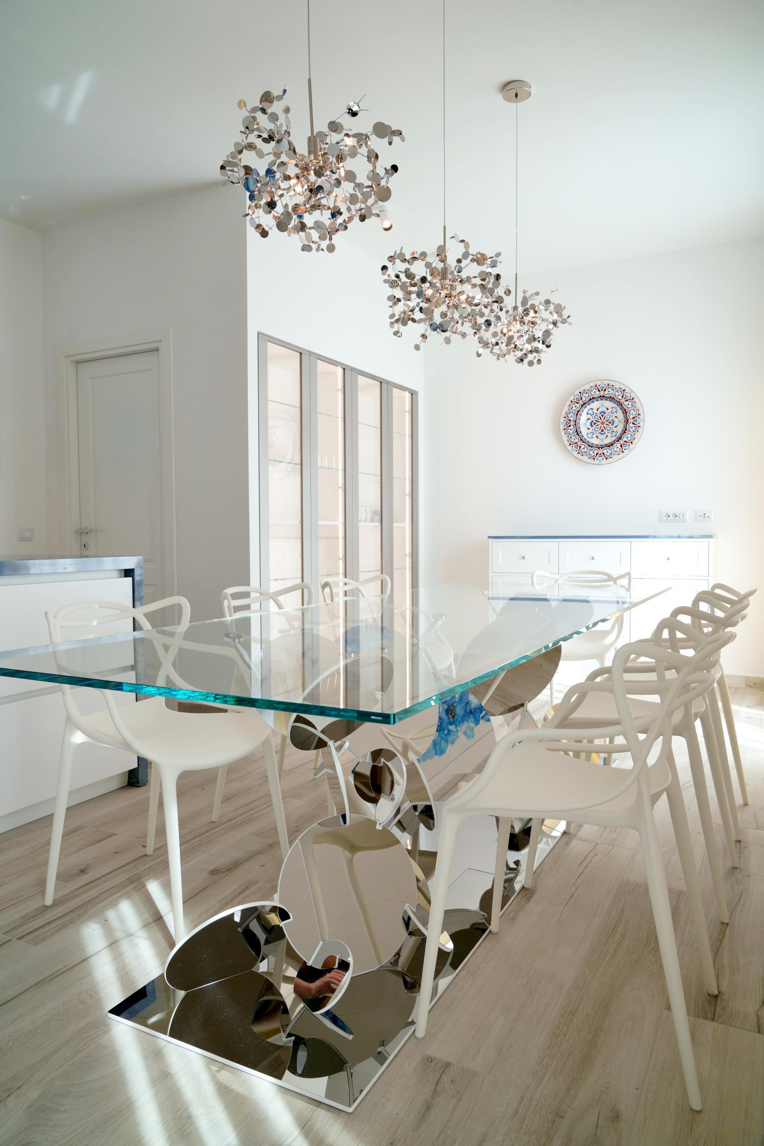 https://a.1stdibscdn.com/dining-table-tempered-glass-top-stainless-steel-mirror-finish-base-collectible-for-sale-picture-3/f_22003/f_302743721662362169294/DSC08051_master.jpg
