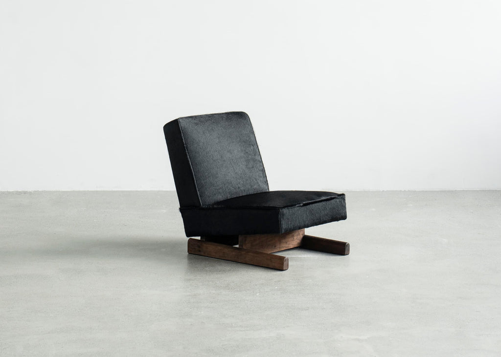 https://a.1stdibscdn.com/ut-01-cowhide-and-walnut-sofa-by-sing-chan-for-sale-picture-2/f_12192/f_472362221761586850306/DSC08456_3000_by_SINGCHAN_DESIGN_master.jpg