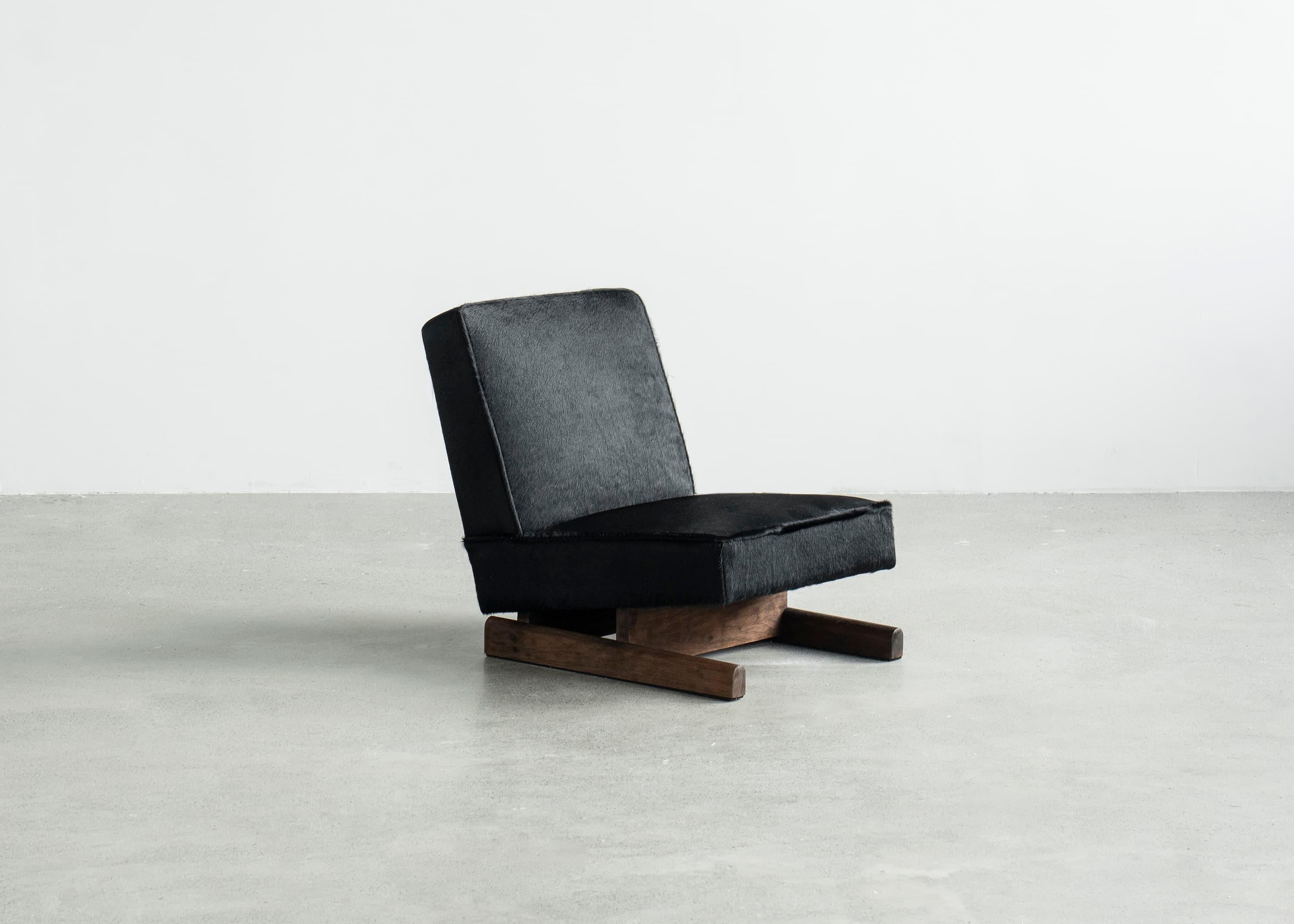 https://a.1stdibscdn.com/ut-01-cowhide-and-walnut-sofa-by-sing-chan-for-sale-picture-2/f_12192/f_472362221761586850306/DSC08456_3000_by_SINGCHAN_DESIGN_master.jpg