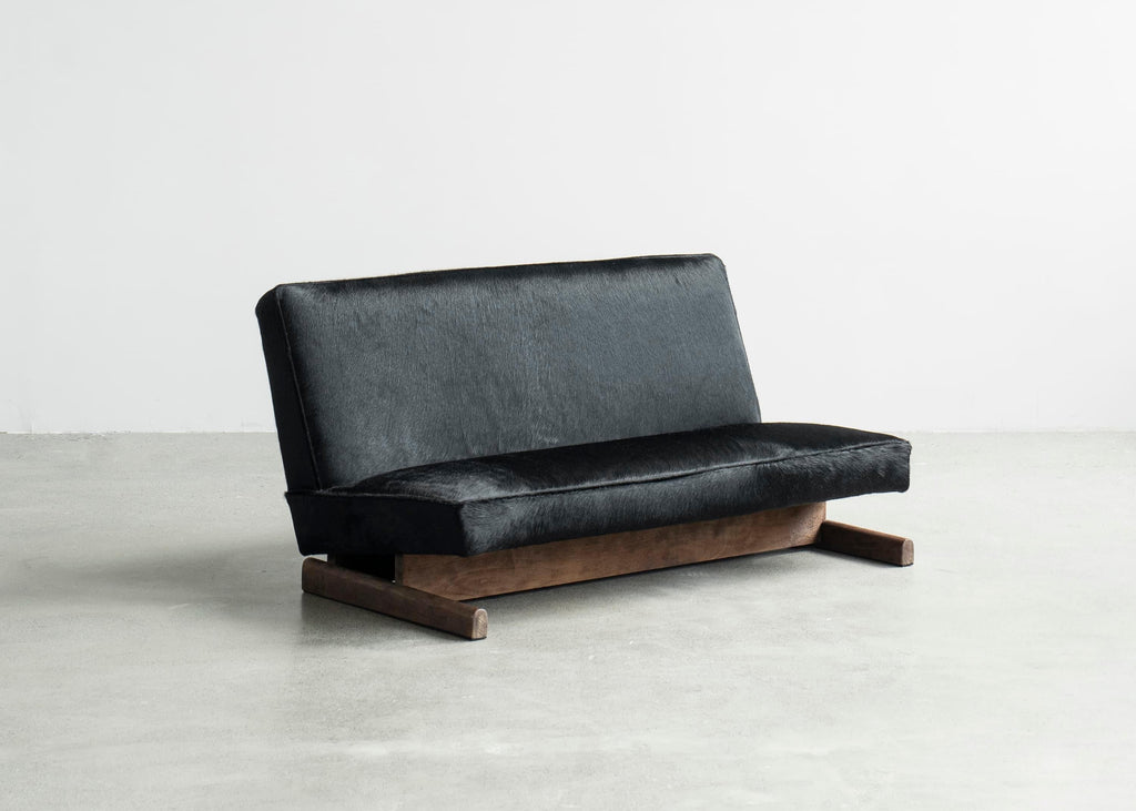https://a.1stdibscdn.com/ut-02-cowhide-and-walnut-sofa-by-sing-chan-for-sale-picture-2/f_12192/f_472363421761589827343/DSC08462_3000_by_SINGCHAN_DESIGN_master.jpg
