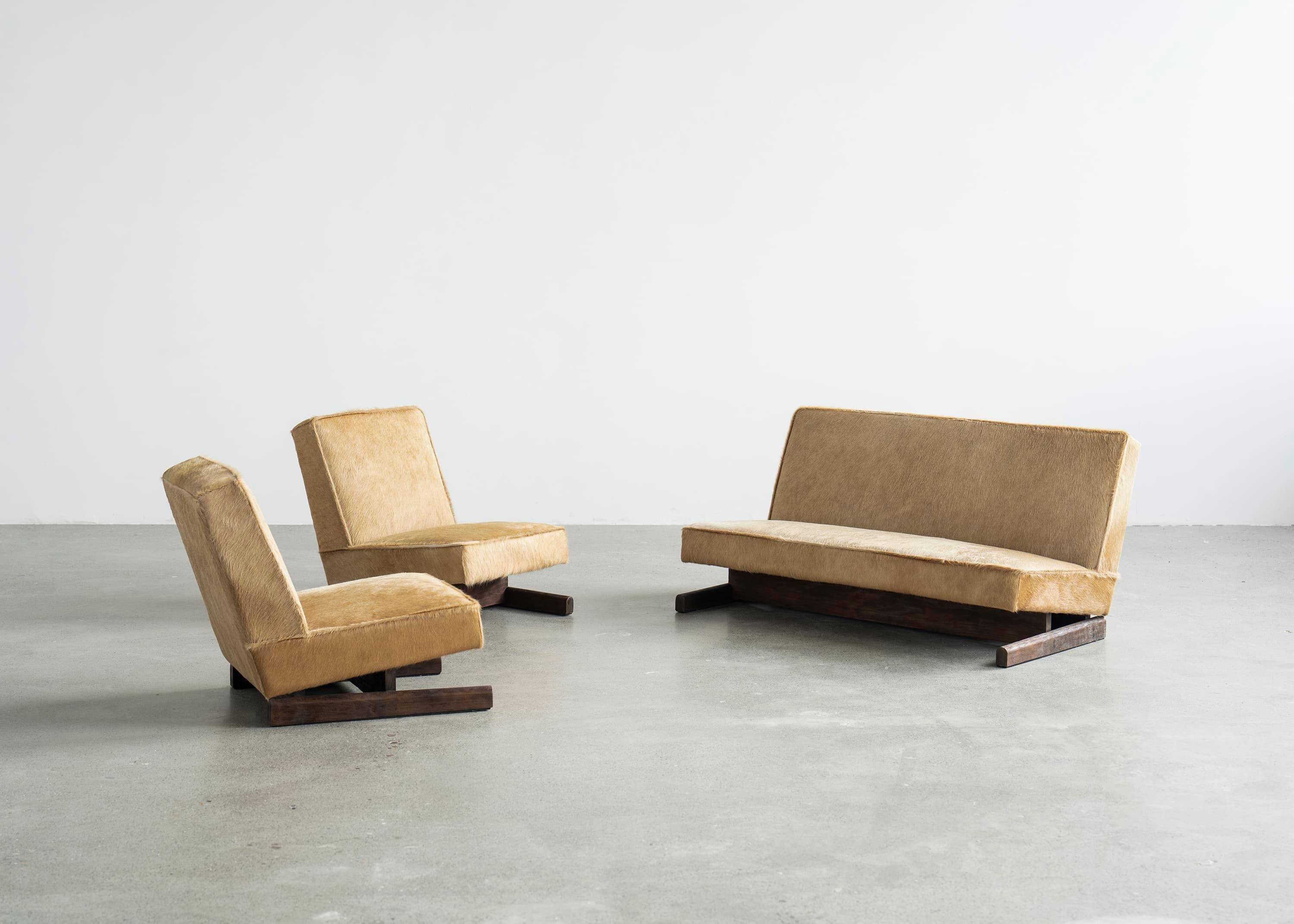 https://a.1stdibscdn.com/ut-01-cowhide-and-walnut-sofa-by-sing-chan-for-sale-picture-14/f_12192/f_472373721761590289314/DSC08471_3000_by_SINGCHAN_DESIGN_master.jpg