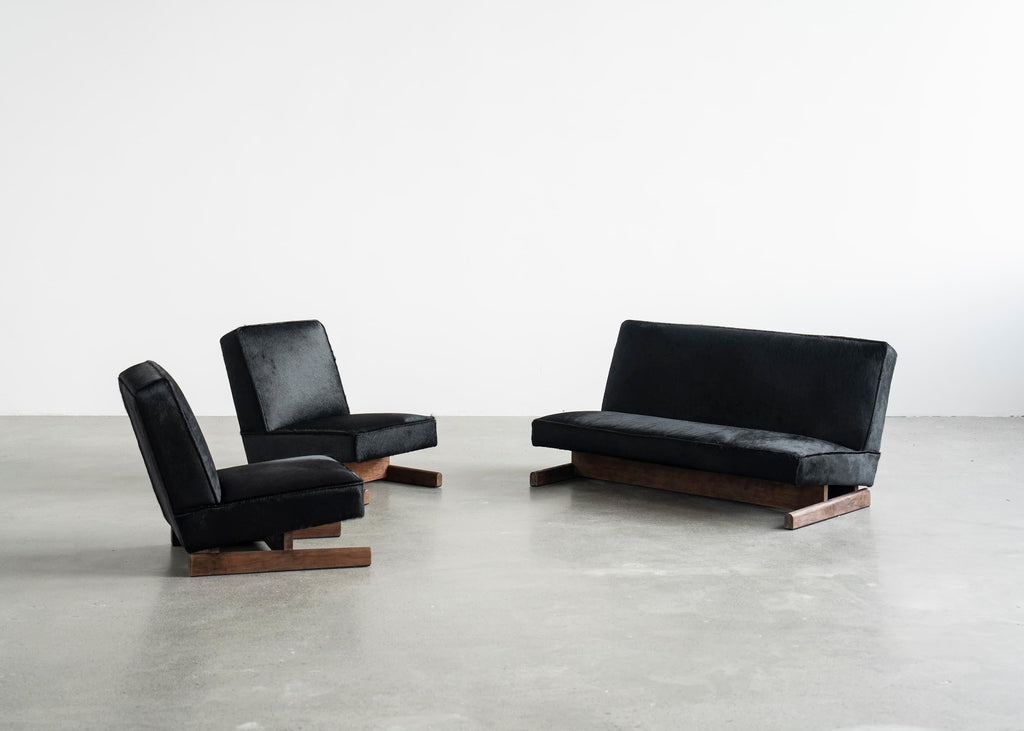 https://a.1stdibscdn.com/ut-02-cowhide-and-walnut-sofa-by-sing-chan-for-sale-picture-3/f_12192/f_472363421761589827235/DSC08475_3000_by_SINGCHAN_DESIGN_master.jpg