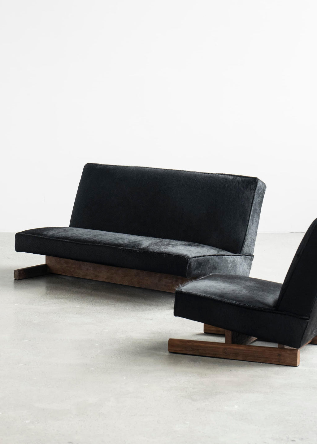 https://a.1stdibscdn.com/ut-02-cowhide-and-walnut-sofa-by-sing-chan-for-sale-picture-4/f_12192/f_472363421761589827404/DSC08476_2_3000_by_SINGCHAN_DESIGN_master.jpg