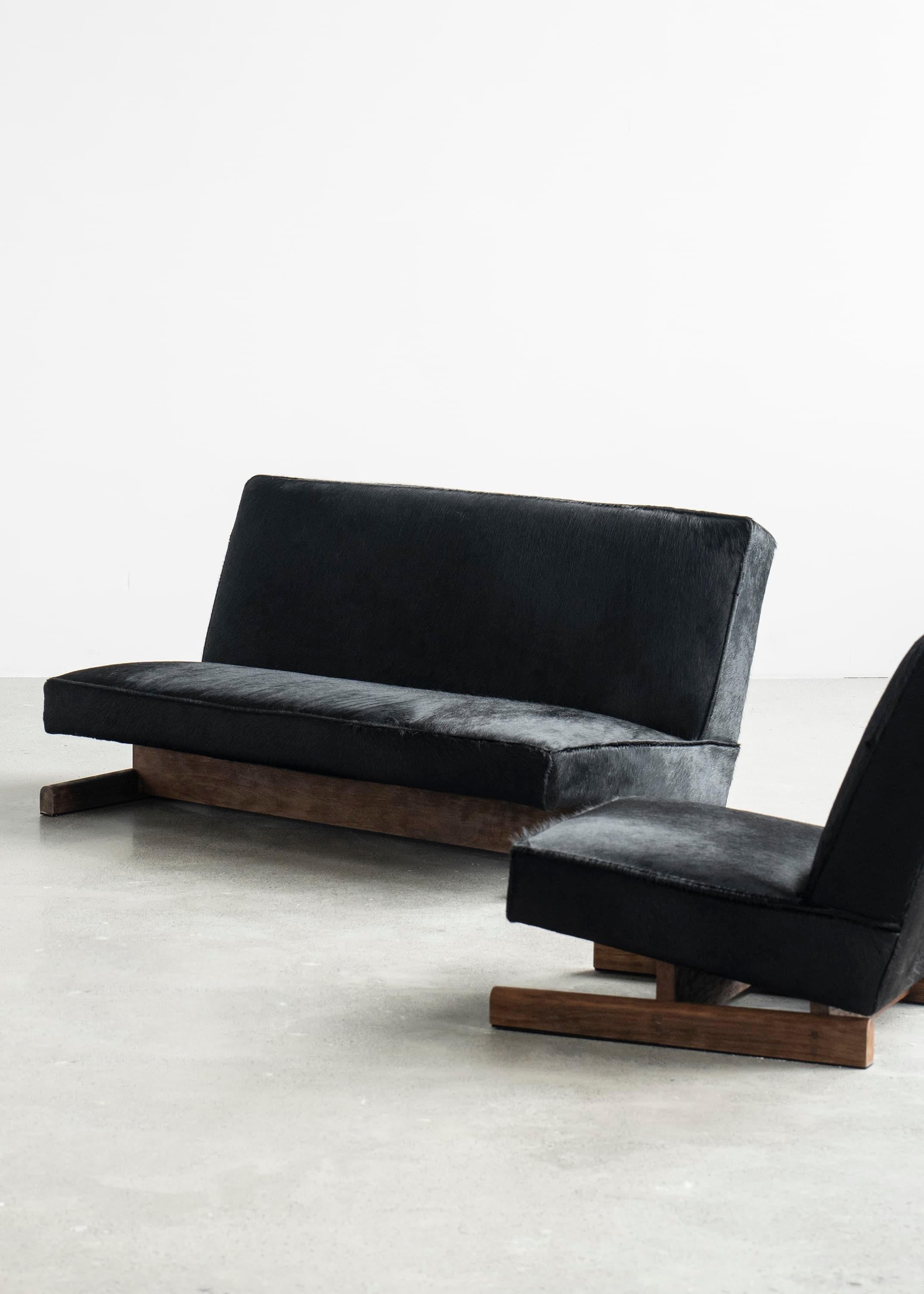 https://a.1stdibscdn.com/ut-02-cowhide-and-walnut-sofa-by-sing-chan-for-sale-picture-4/f_12192/f_472363421761589827404/DSC08476_2_3000_by_SINGCHAN_DESIGN_master.jpg
