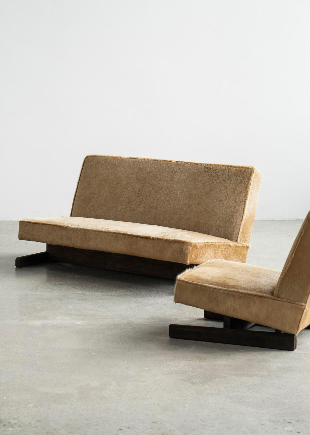 https://a.1stdibscdn.com/ut-01-cowhide-and-walnut-sofa-by-sing-chan-for-sale-picture-15/f_12192/f_472373721761590289869/DSC08478_2_3000_by_SINGCHAN_DESIGN_master.jpg