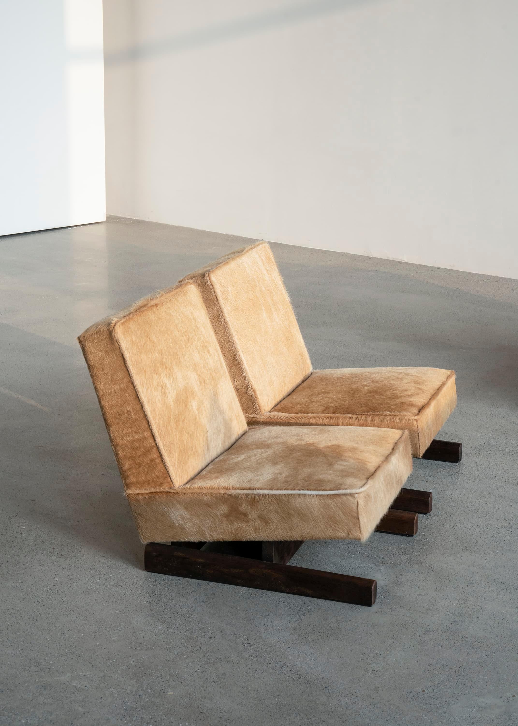 https://a.1stdibscdn.com/ut-01-cowhide-and-walnut-sofa-by-sing-chan-for-sale-picture-16/f_12192/f_472373721761590289857/DSC08482_3000_by_SINGCHAN_DESIGN_master.jpg