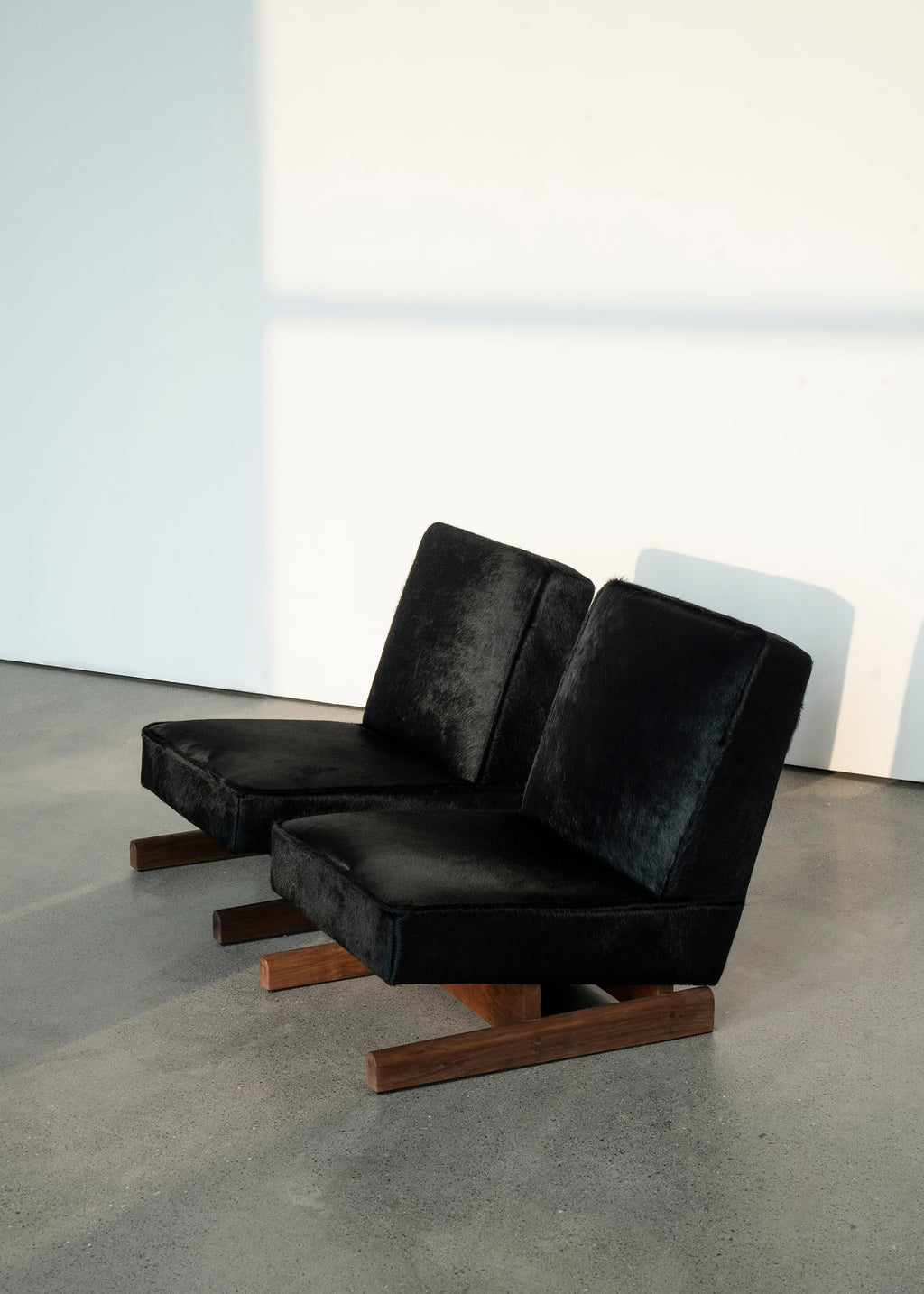 https://a.1stdibscdn.com/ut-01-cowhide-and-walnut-sofa-by-sing-chan-for-sale-picture-5/f_12192/f_472362221761586850382/DSC08486_3000_by_SINGCHAN_DESIGN_master.jpg