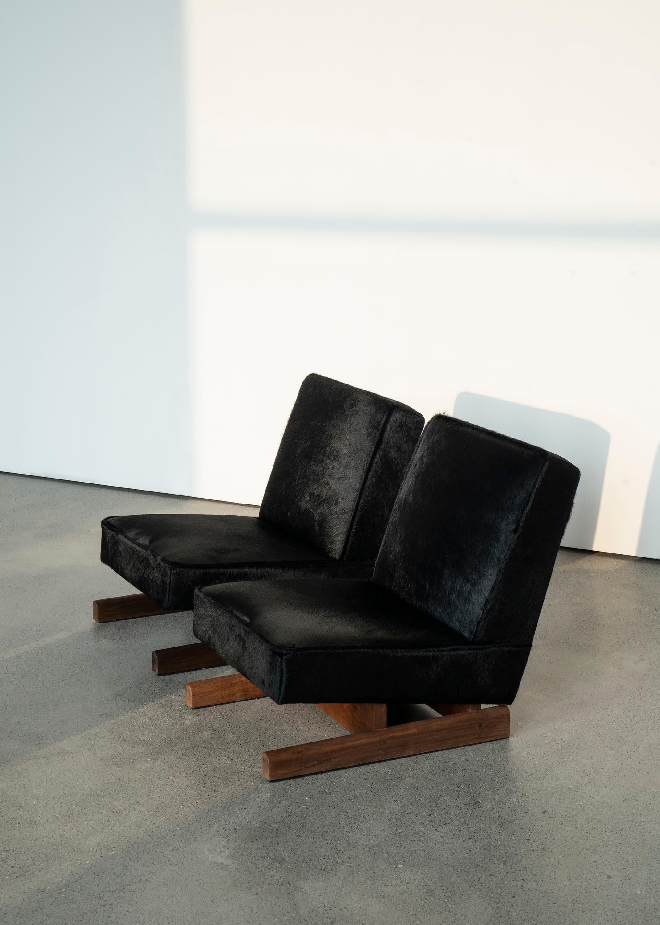 https://a.1stdibscdn.com/ut-01-cowhide-and-walnut-sofa-by-sing-chan-for-sale-picture-5/f_12192/f_472362221761586850382/DSC08486_3000_by_SINGCHAN_DESIGN_master.jpg