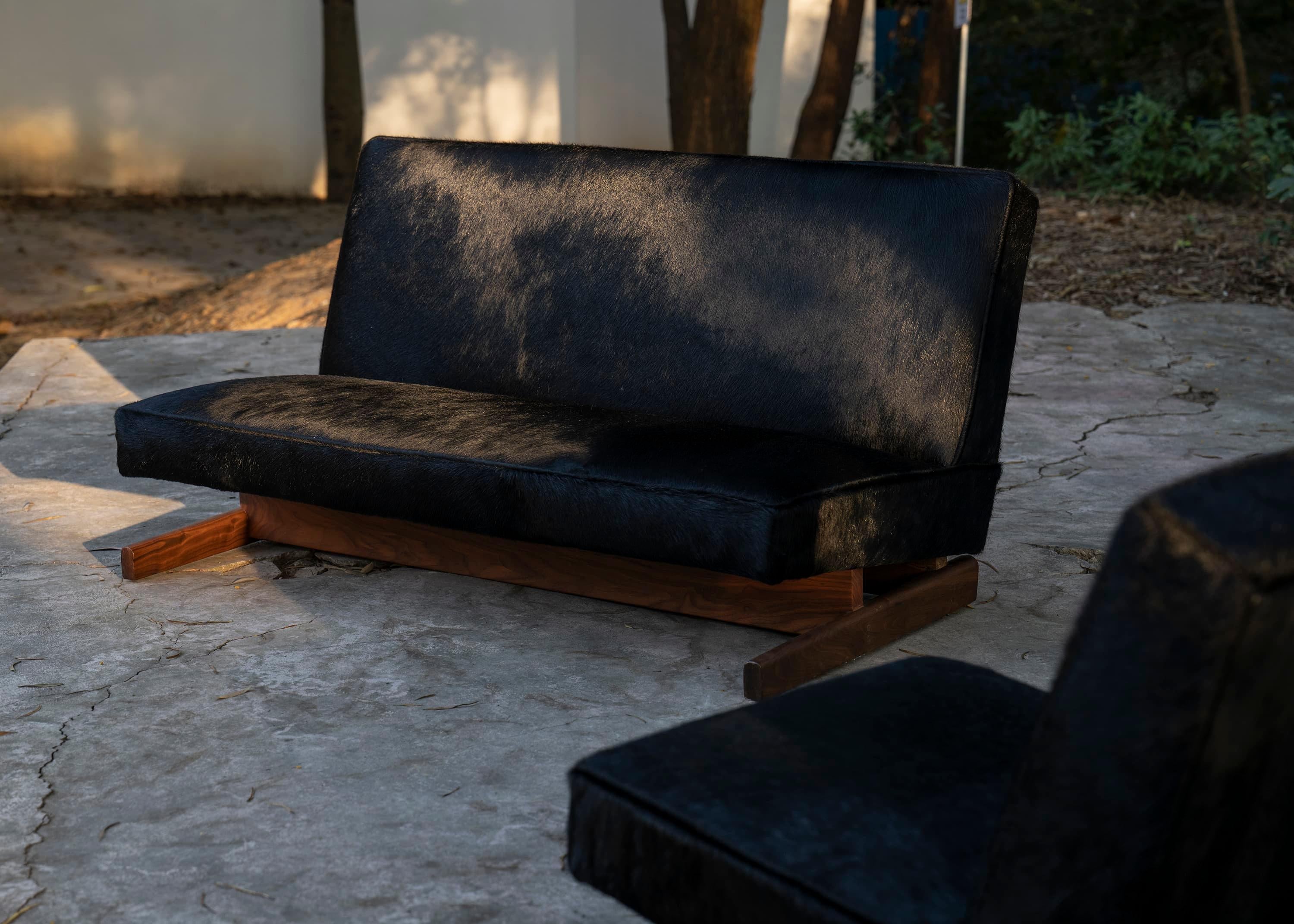 https://a.1stdibscdn.com/ut-01-cowhide-and-walnut-sofa-by-sing-chan-for-sale-picture-6/f_12192/f_472362221761586850398/DSC08501_3000_by_SINGCHAN_DESIGN_master.jpg