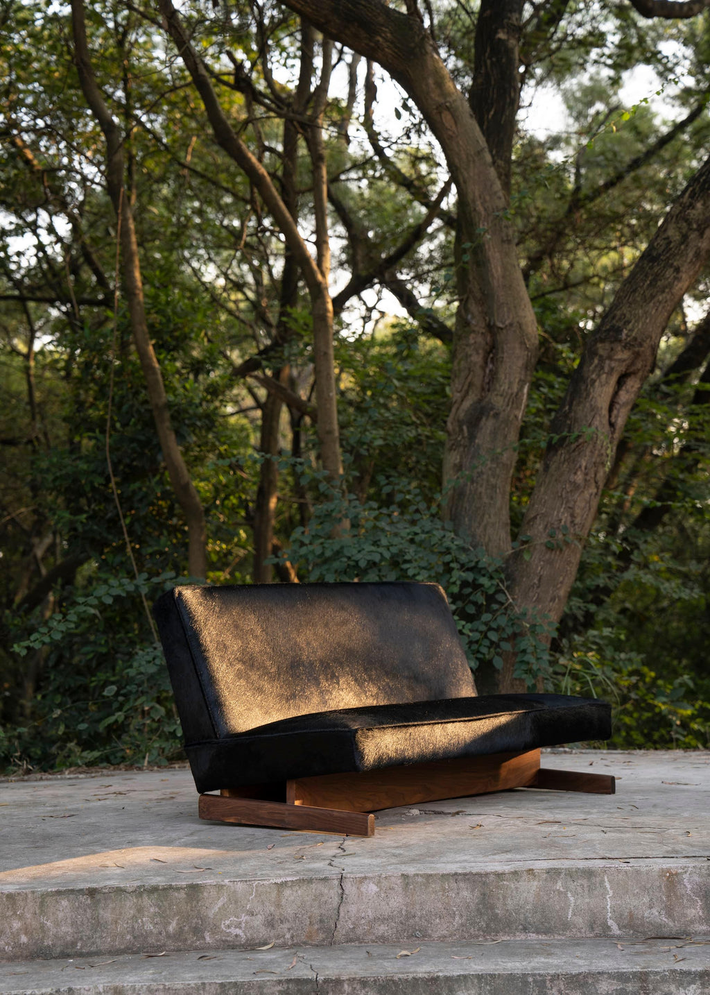 https://a.1stdibscdn.com/ut-02-cowhide-and-walnut-sofa-by-sing-chan-for-sale-picture-6/f_12192/f_472363421761589827671/DSC08505_3000_by_SINGCHAN_DESIGN_master.jpg