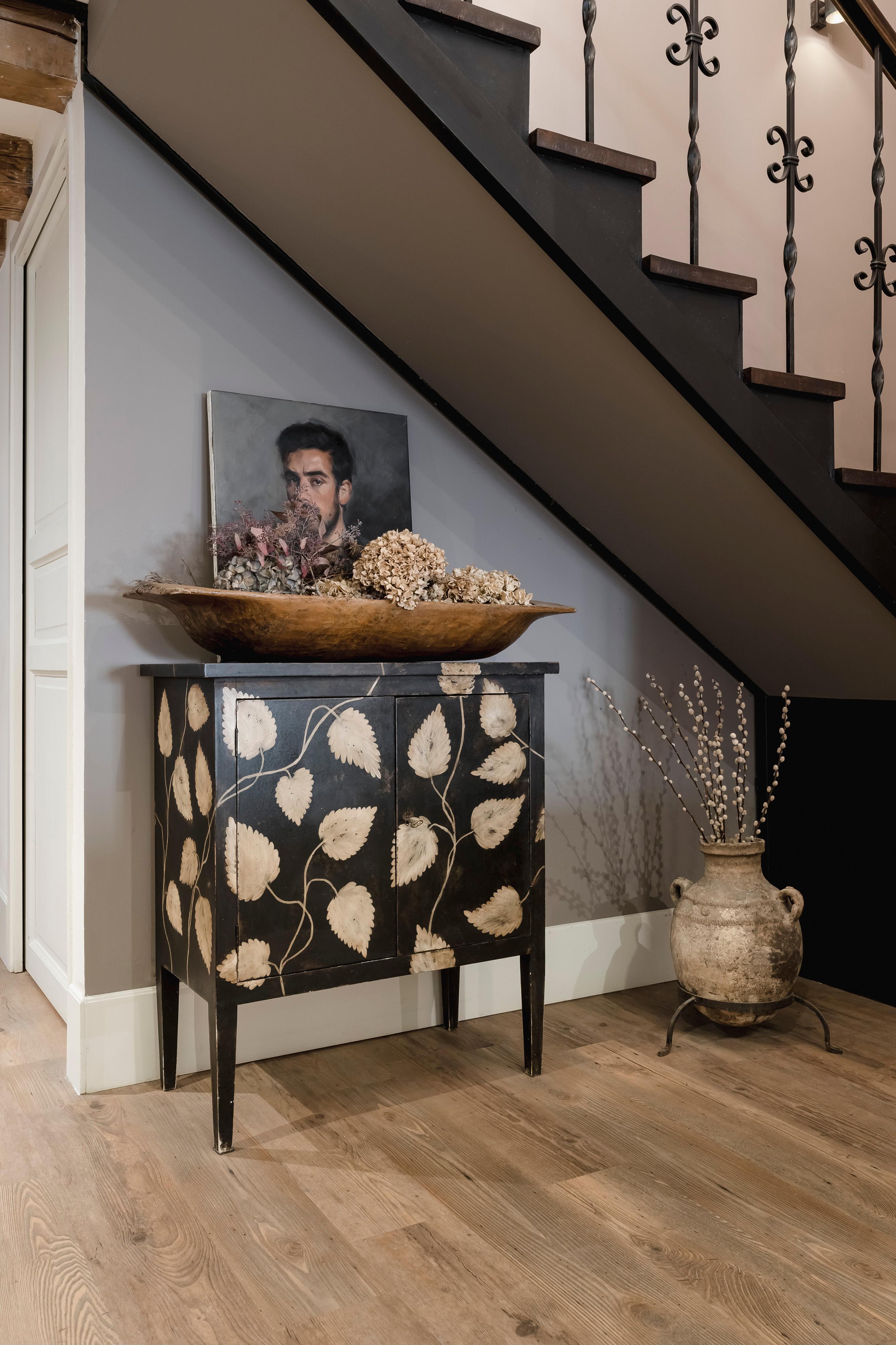 https://a.1stdibscdn.com/18th-century-hand-painted-venetian-style-barberini-cabinet-with-internal-shelf-for-sale-picture-3/f_57702/f_309166921666189550379/DSC08808_master.jpg