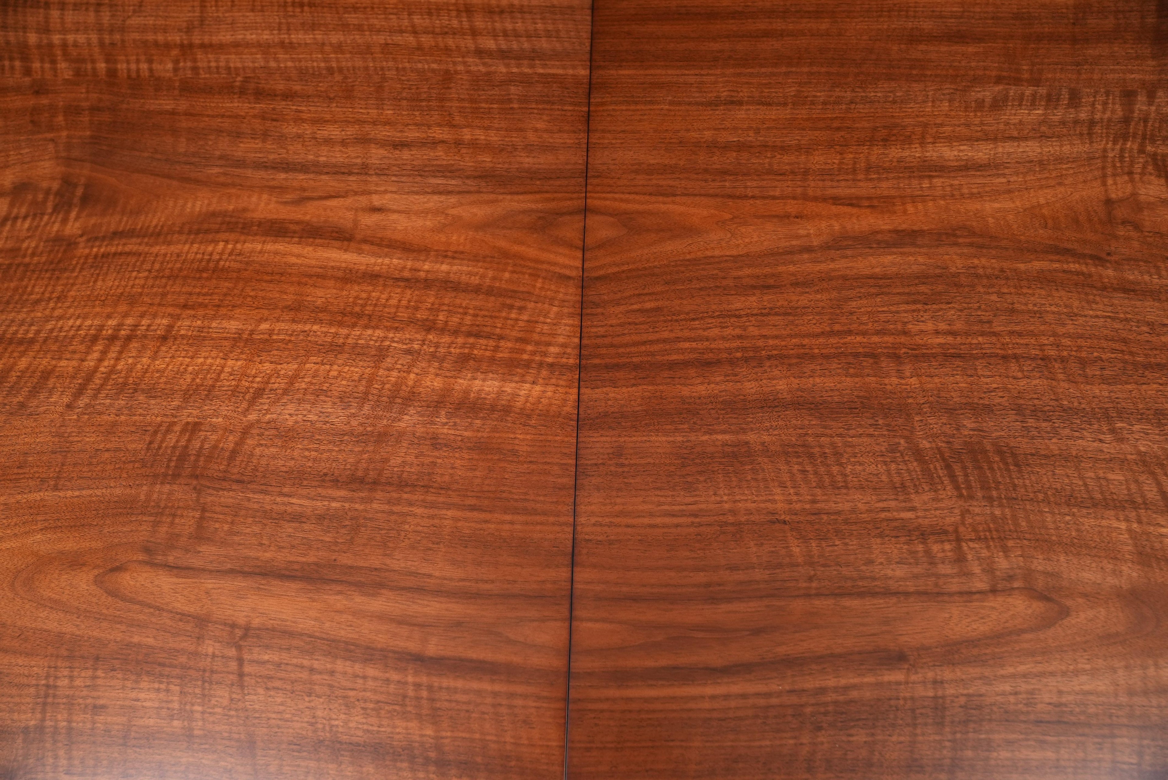https://a.1stdibscdn.com/theodore-alexander-dorchester-dining-table-for-sale-picture-7/f_85472/f_490094221772208755748/DSC08957_master.jpg