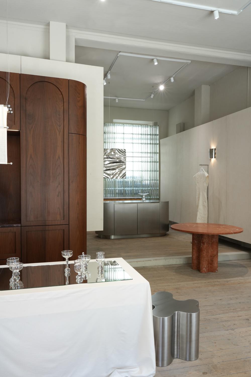 https://a.1stdibscdn.com/piccolo-silver-root-marble-dining-table-by-caia-leifsdotter-for-sale-picture-3/f_12192/f_483420421768498096493/DSC09315_lq_master.jpg