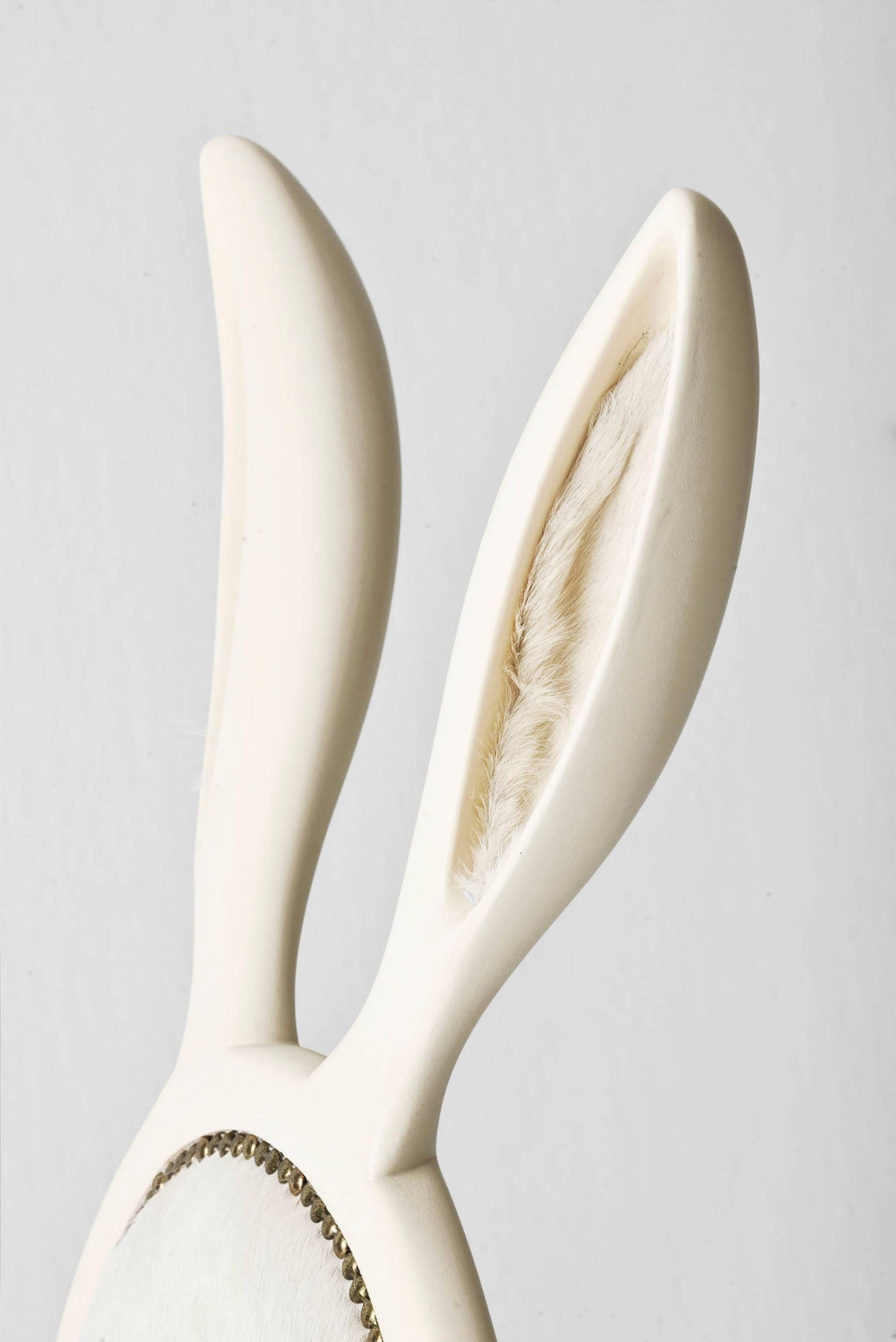 https://a.1stdibscdn.com/21st-century-hybrid-no-2-armchair-with-bunny-ears-and-white-leather-for-sale-picture-4/f_36601/1525256948758/_DSC1575_master.jpg