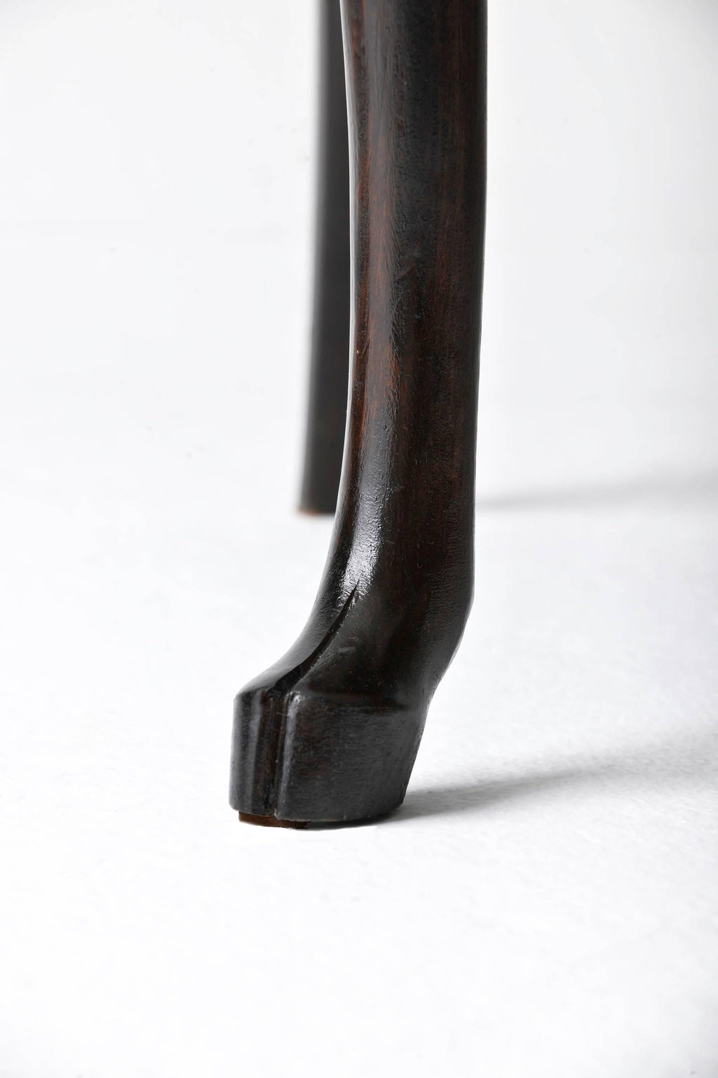 https://a.1stdibscdn.com/21st-century-hybrid-no-1-armchair-with-hand-carved-antlers-and-brown-leather-for-sale-picture-5/f_36601/1525158616129/_DSC1599_master.jpg