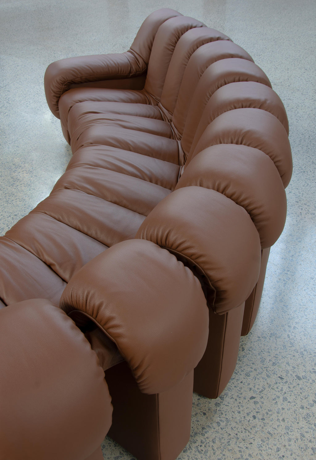 https://a.1stdibscdn.com/de-sede-ds-600-non-stop-modular-sofa-in-cuoio-leather-and-adjustable-elements-for-sale-picture-6/f_16392/f_324108121769088892202/_DSC3635_master.jpg