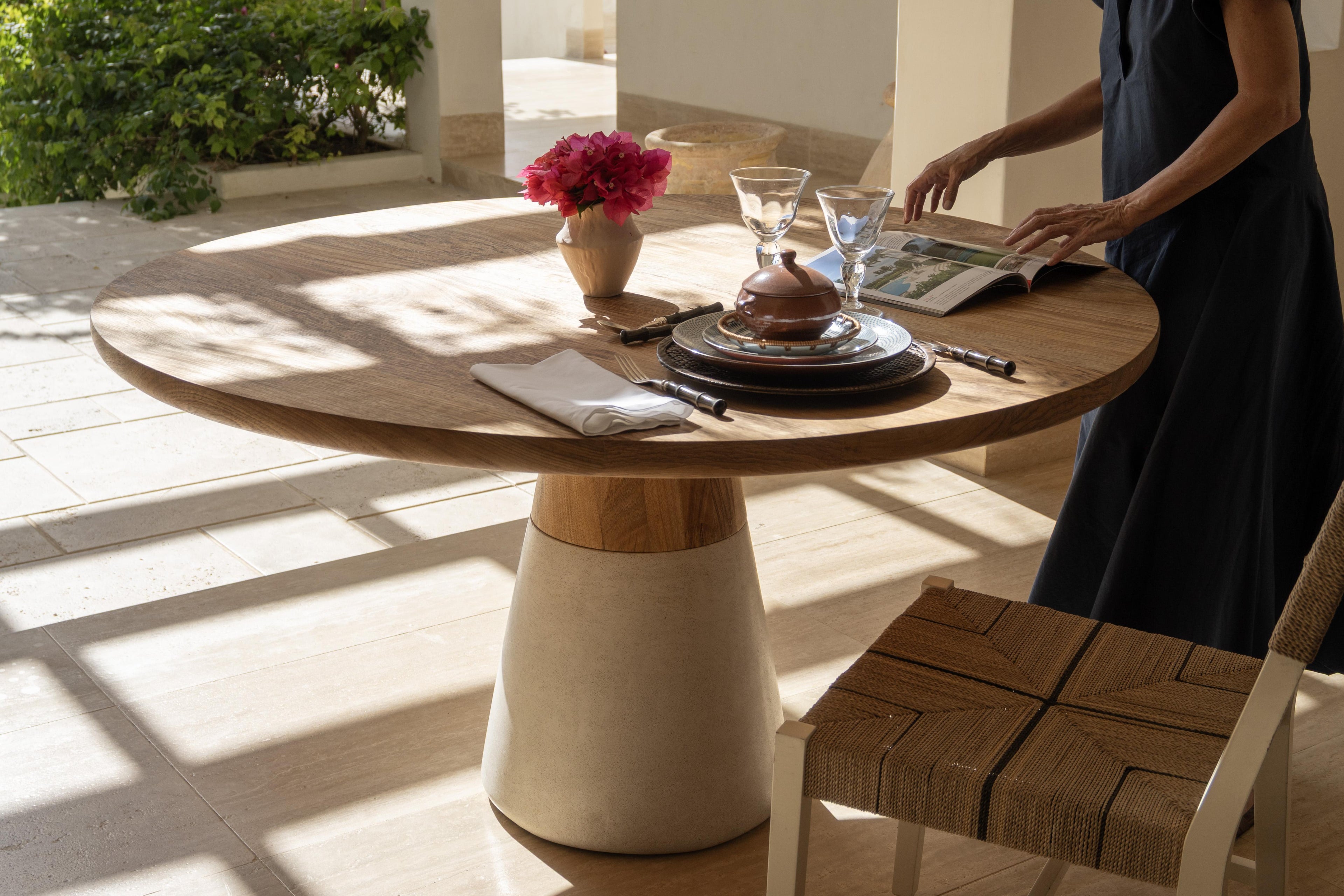 https://a.1stdibscdn.com/bahia-dining-table-in-solid-oak-top-with-white-concrete-pedestal-base-for-sale-picture-7/f_108882/f_491932521773326538593/_DSC4496_master.jpg