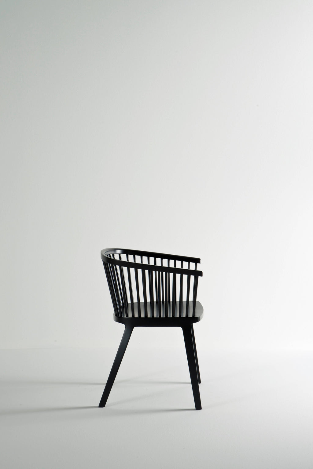 https://a.1stdibscdn.com/secreto-armchair-contemporary-design-inspired-by-traditional-winsor-chairs-for-sale-picture-4/f_37501/f_111460411529566782231/_DSC7817_master.jpg