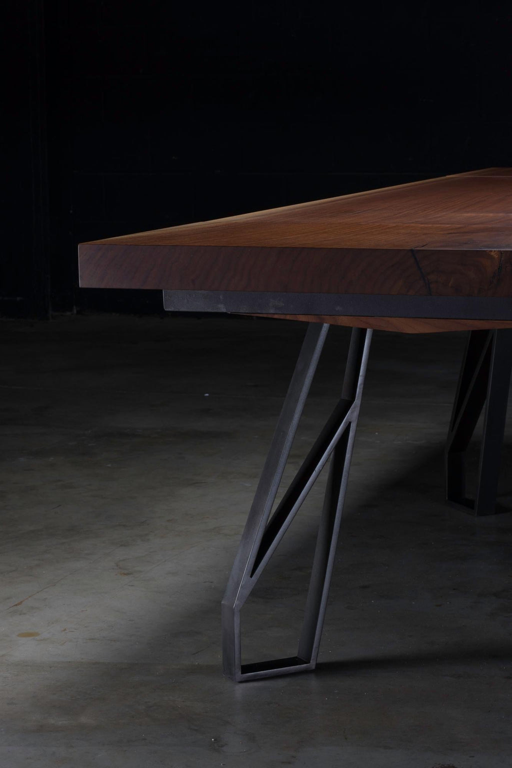 https://a.1stdibscdn.com/walnut-expanding-dining-table-with-black-steel-legs-chalmers-dining-table-for-sale-picture-5/f_47361/1562859365485/_DSC7878_master.jpg