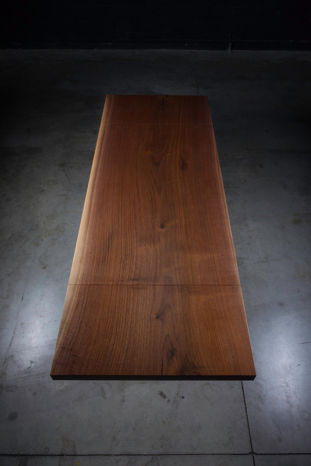 https://a.1stdibscdn.com/walnut-expanding-dining-table-with-black-steel-legs-chalmers-dining-table-for-sale-picture-3/f_47361/1562859362933/_DSC7899_master.jpg
