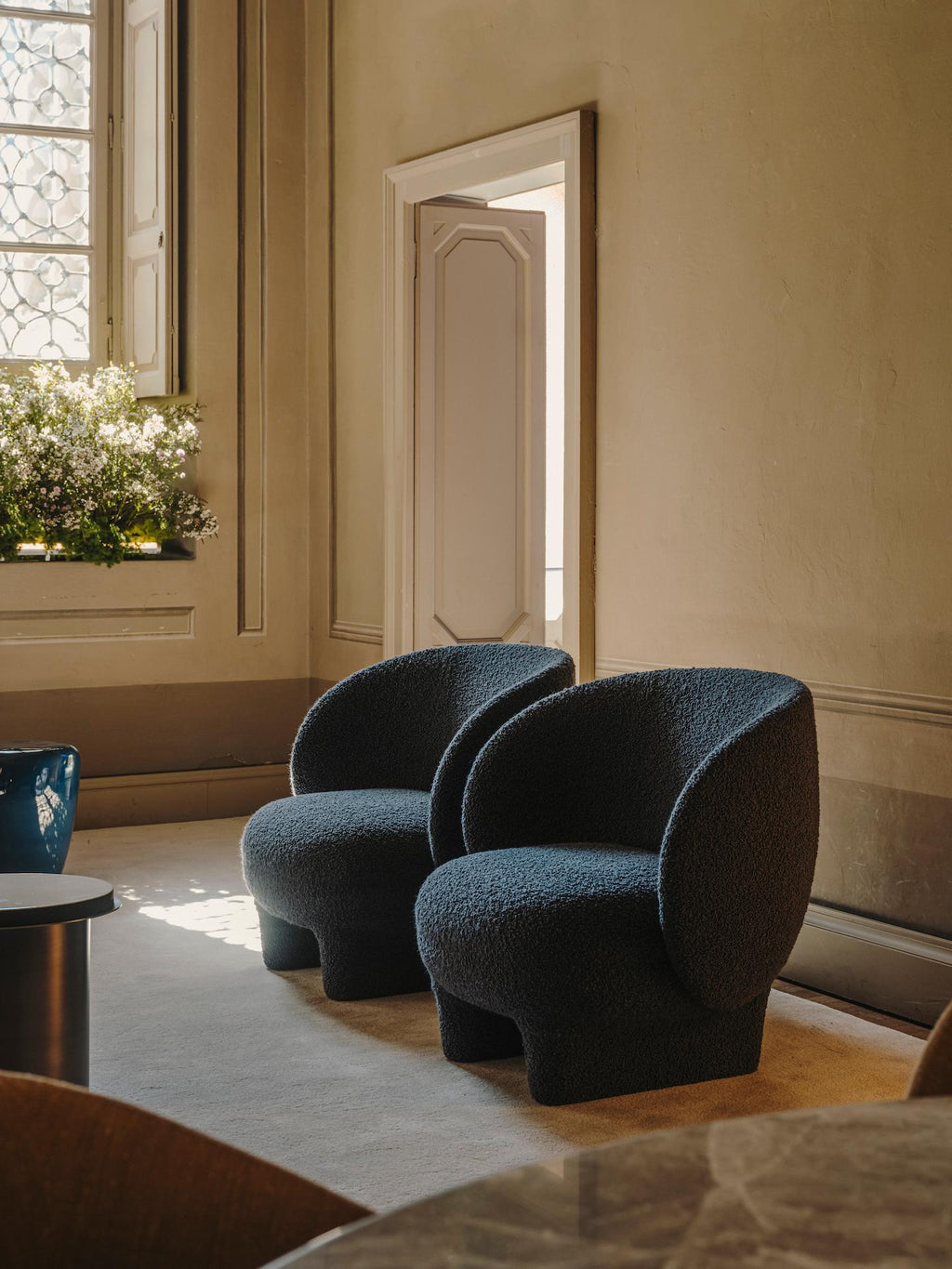 https://a.1stdibscdn.com/la-manufacture-paris-moro-sheepskin-armchair-designed-by-sebastian-herkner-for-sale-picture-11/f_44652/f_258167821682441192146/DSCF0859_master.jpg