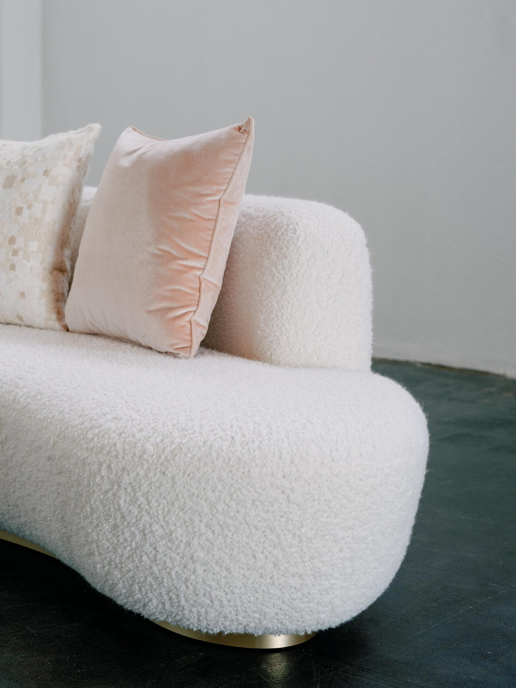 https://a.1stdibscdn.com/organic-modern-arc-sofa-cream-wool-linen-handmade-in-portugal-by-greenapple-for-sale-picture-13/f_53532/f_488766221771430456282/DSCF0909_Editar_master.jpg