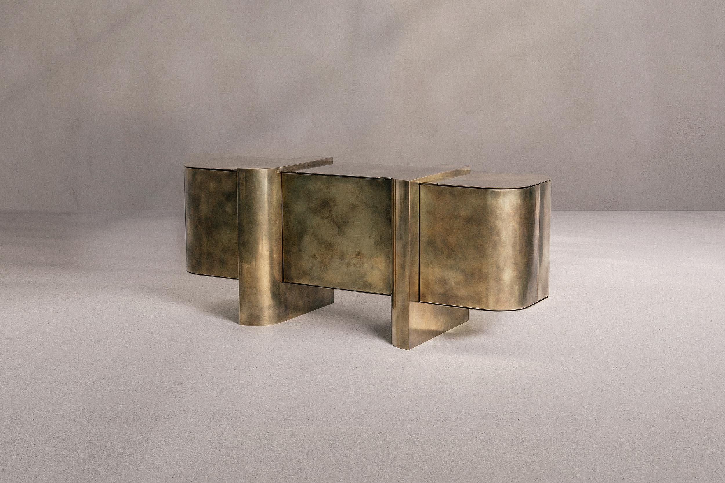 https://a.1stdibscdn.com/carvel-storage-cabinet-patinated-brass-made-in-britain-for-sale-picture-3/f_25883/f_437002421739969206011/DSCF2610WEB_master.jpg