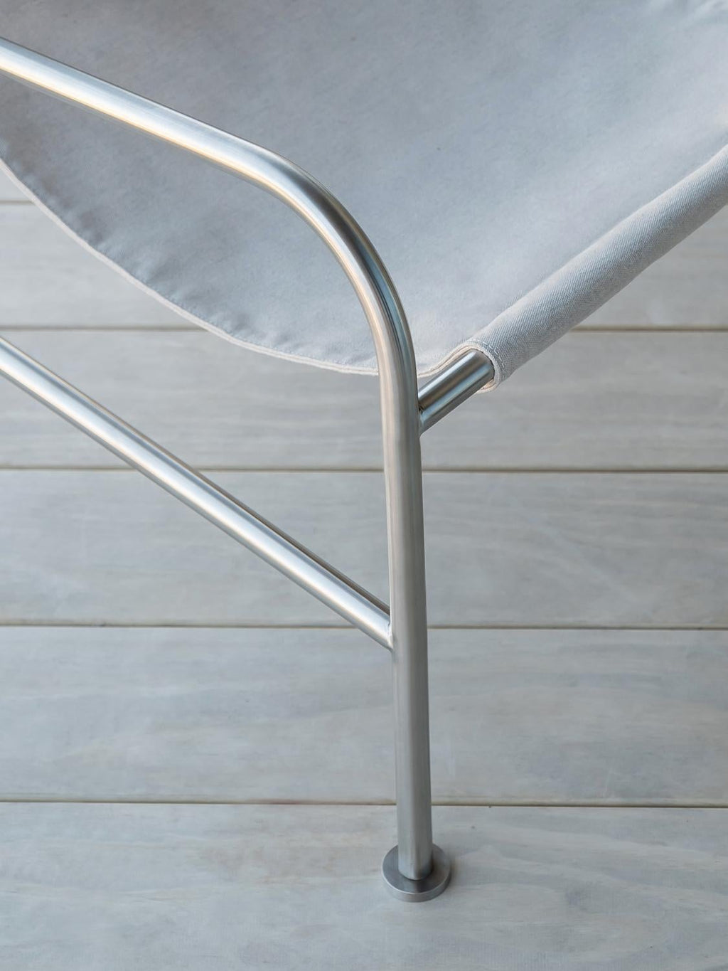 https://a.1stdibscdn.com/minimalist-outdoor-lounge-chair-in-dijon-fabric-and-brushed-stainless-steel-for-sale-picture-12/f_60192/f_286792221652884567373/DSCF3885_REDUZIDA_master.jpg
