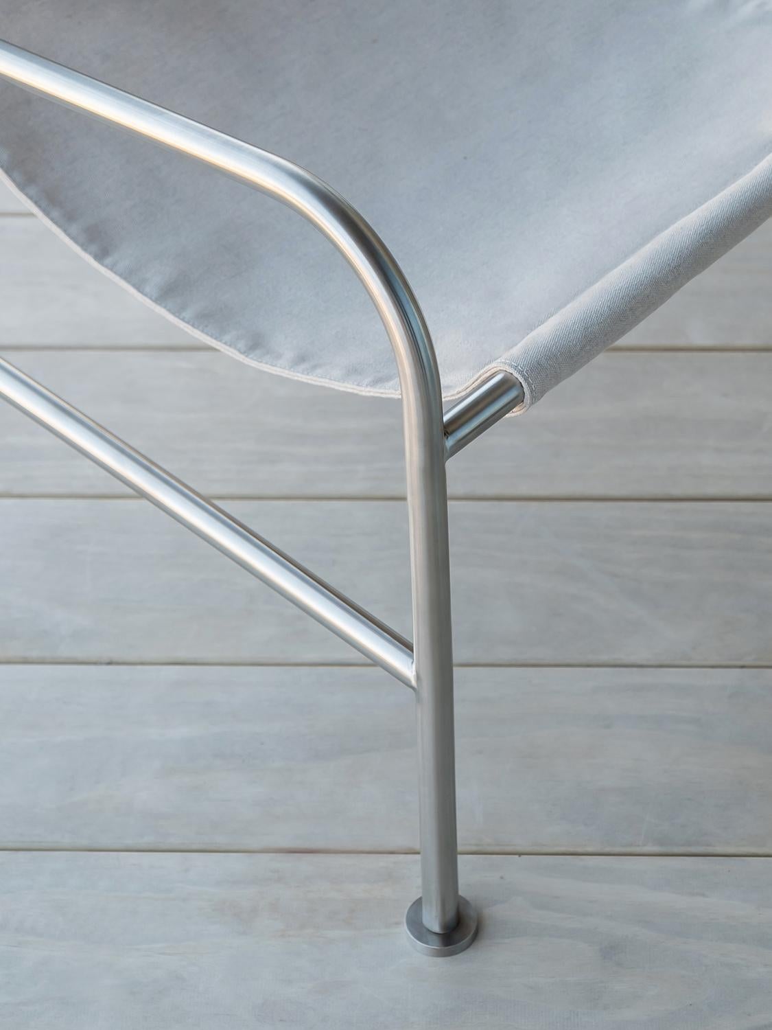 https://a.1stdibscdn.com/minimalist-outdoor-lounge-chair-in-dijon-fabric-and-brushed-stainless-steel-for-sale-picture-12/f_60192/f_286792221652884567373/DSCF3885_REDUZIDA_master.jpg