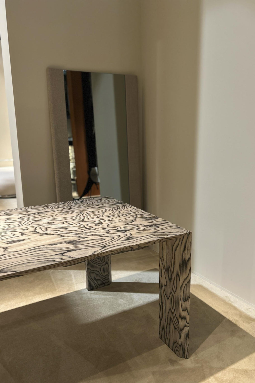 https://a.1stdibscdn.com/modern-dining-table-ispolin-in-finishing-alpi-ettore-sottsass-by-palo-nero-for-sale-picture-9/f_101022/f_472578421761732157136/DSCF40771221_master.JPG