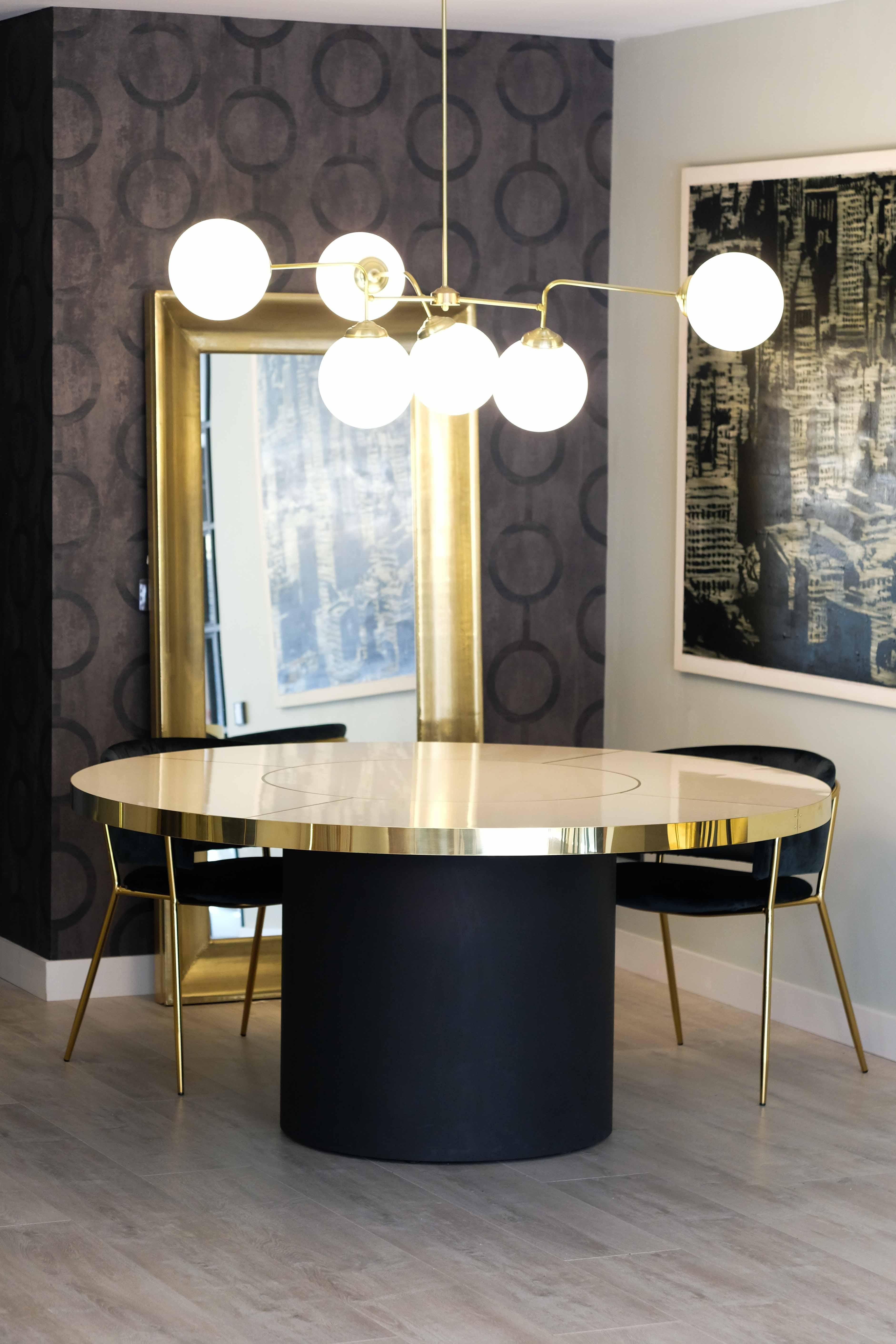 https://a.1stdibscdn.com/burgundy-round-table-in-high-gloss-laminate-brass-marquetry-xl-for-sale-picture-3/f_40561/f_393905021713856997365/DSCF5124_2_master.jpg