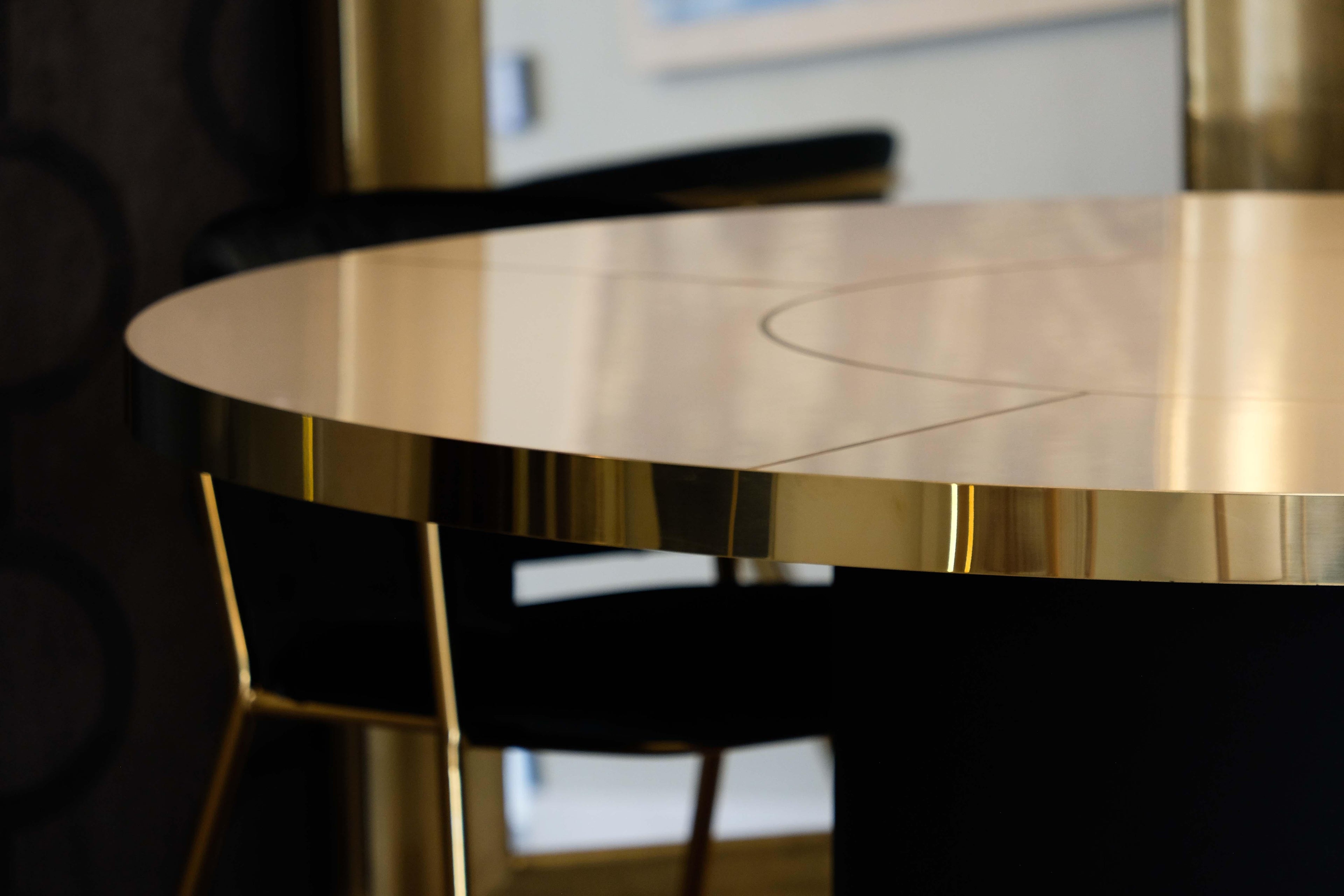 https://a.1stdibscdn.com/burgundy-round-table-in-high-gloss-laminate-brass-marquetry-xl-for-sale-picture-4/f_40561/f_393905021713856998108/DSCF5127_2_master.jpg