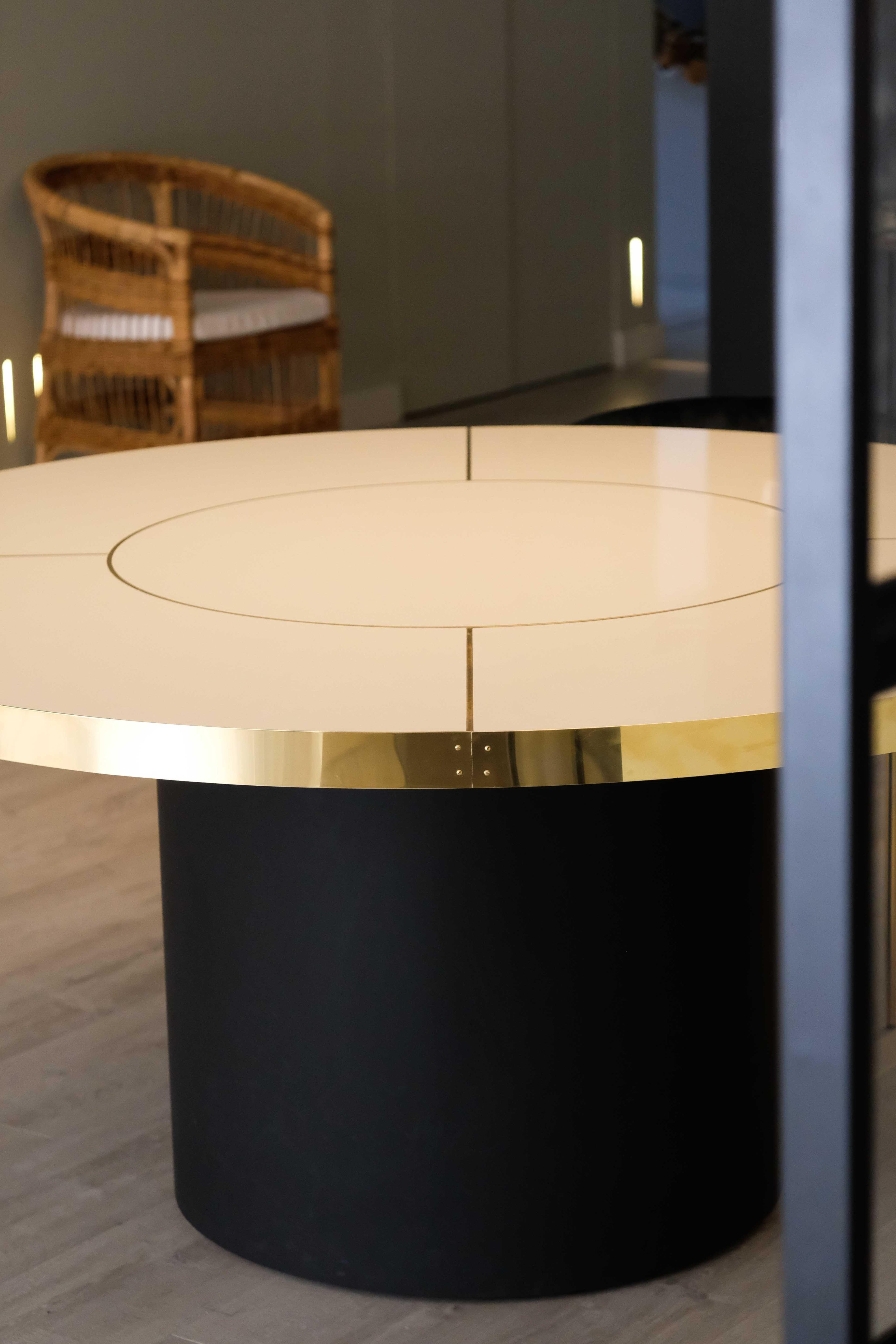 https://a.1stdibscdn.com/retro-design-round-dining-table-palm-springs-style-high-gloss-laminated-brass-for-sale-picture-5/f_40561/f_339875921682495578206/DSCF5132_2_master.jpg