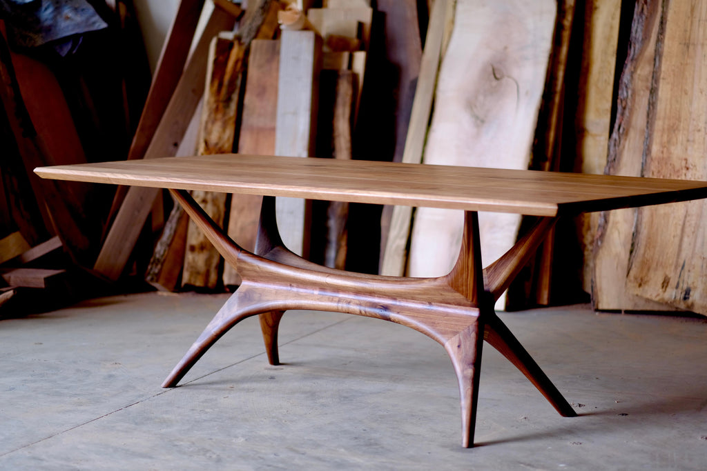 https://a.1stdibscdn.com/mid-century-modern-walnut-dining-table-for-sale-picture-7/f_86092/f_391216021712169635172/DSCF6007_master.JPG