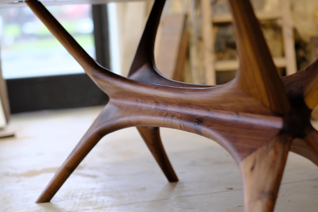 https://a.1stdibscdn.com/mid-century-modern-walnut-dining-table-for-sale-picture-10/f_86092/f_391216021712169729223/DSCF6053_master.JPG