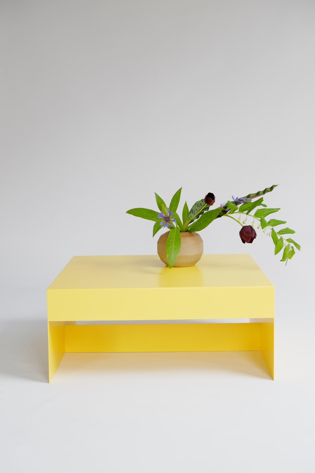 https://a.1stdibscdn.com/matt-yellow-single-form-square-aluminium-coffee-table-indoor-outdoor-for-sale-picture-6/f_28943/f_482985121768303565276/DSCF8285_1620851879632_master.JPG
