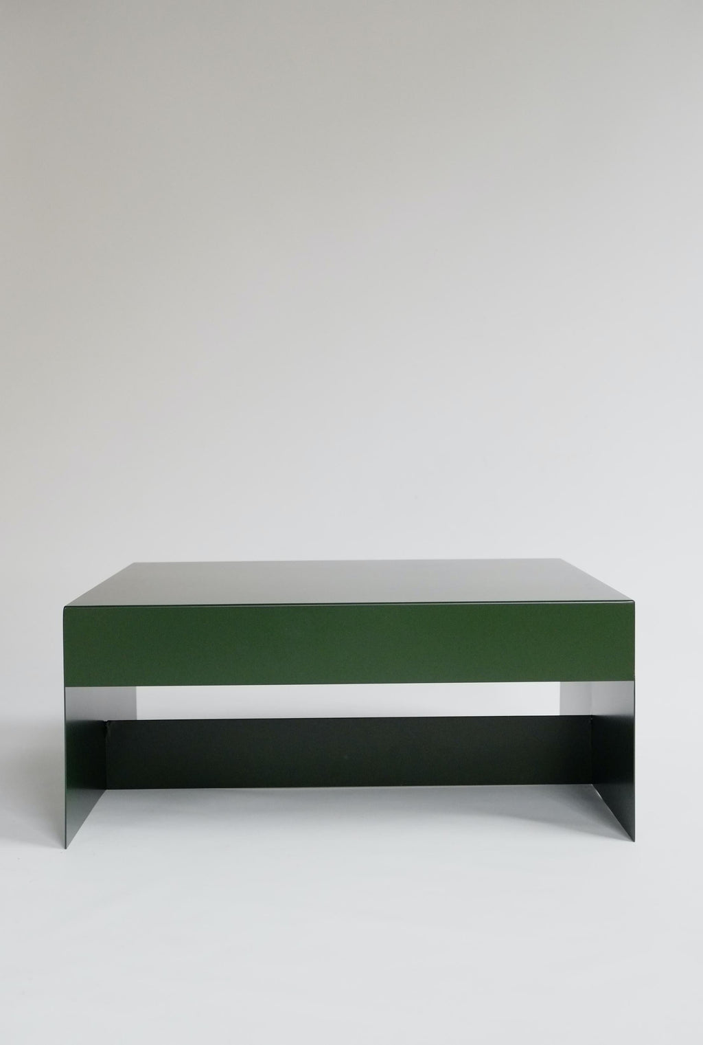 https://a.1stdibscdn.com/deep-green-single-form-square-aluminium-coffee-table-customisable-for-sale-picture-2/f_28943/f_470370621760437155669/DSCF8292_master.JPG
