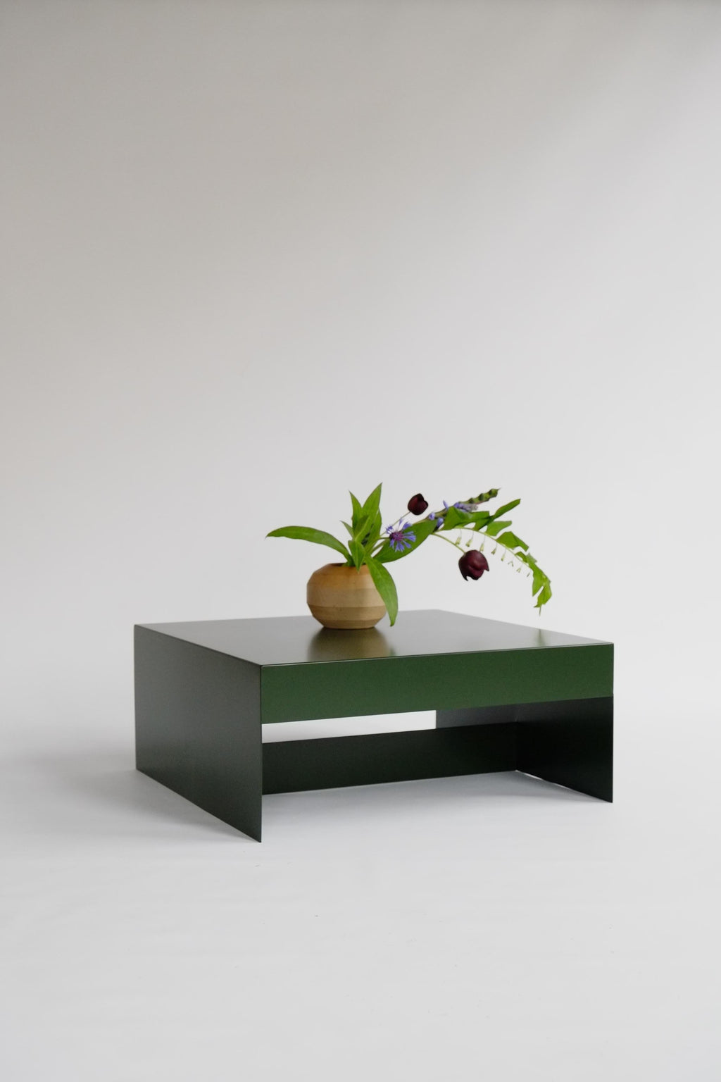 https://a.1stdibscdn.com/red-single-form-square-aluminium-coffee-table-customisable-for-sale-picture-12/f_28943/f_459851121753279778149/DSCF8295_1620911797886_master.JPG