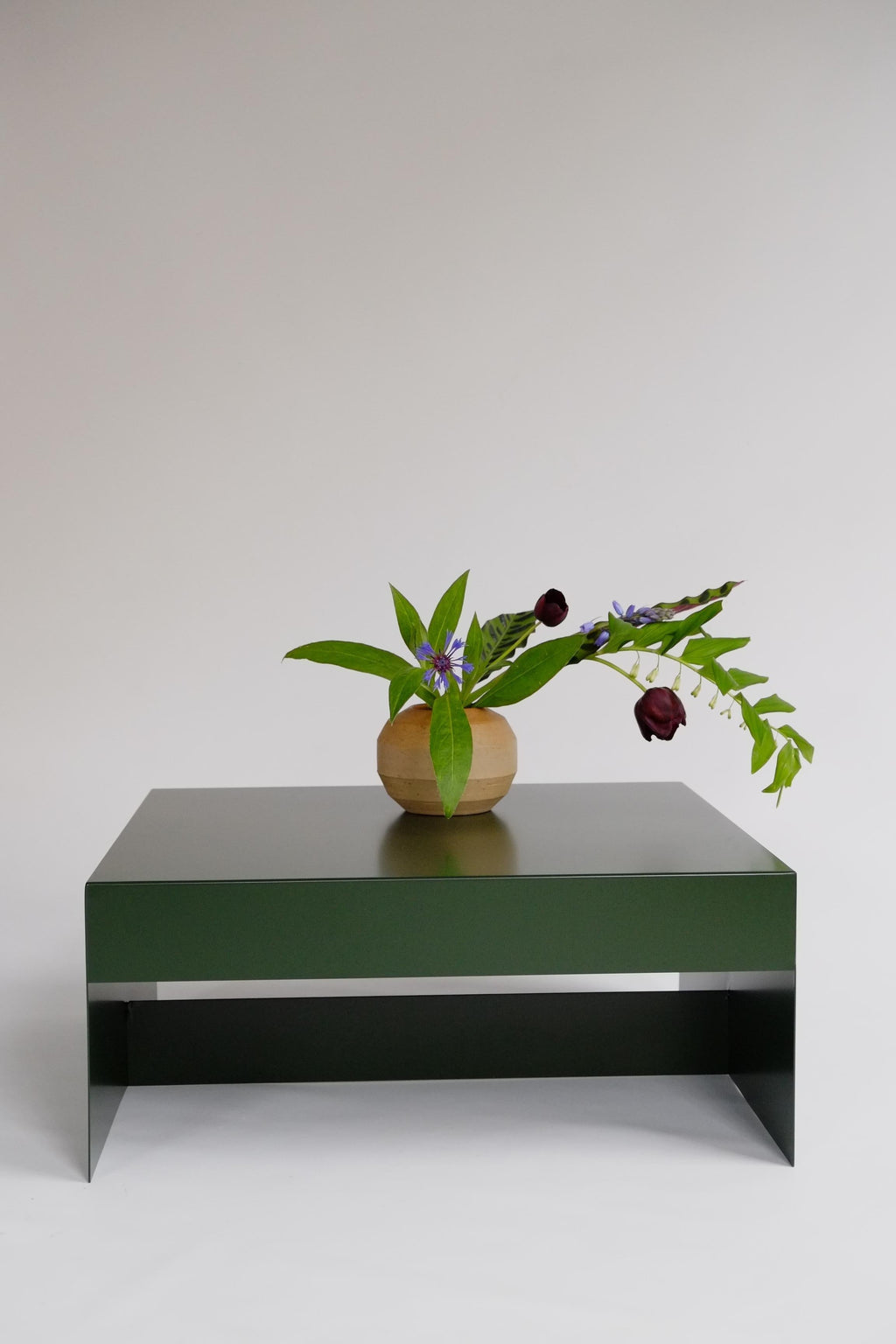 https://a.1stdibscdn.com/deep-green-single-form-square-aluminium-coffee-table-customisable-for-sale-picture-4/f_28943/f_470370621760437156741/DSCF8297_1620892518830_master.JPG