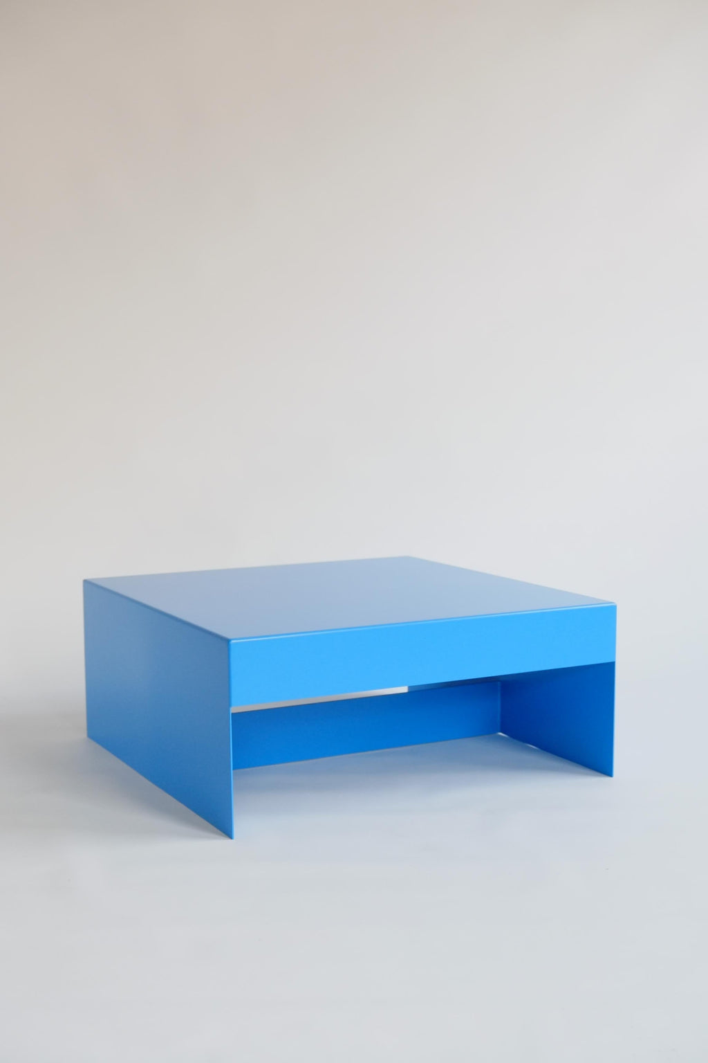 https://a.1stdibscdn.com/deep-green-single-form-square-aluminium-coffee-table-customisable-for-sale-picture-10/f_28943/f_470370621760437165847/DSCF8607_1632752065932_master.JPG