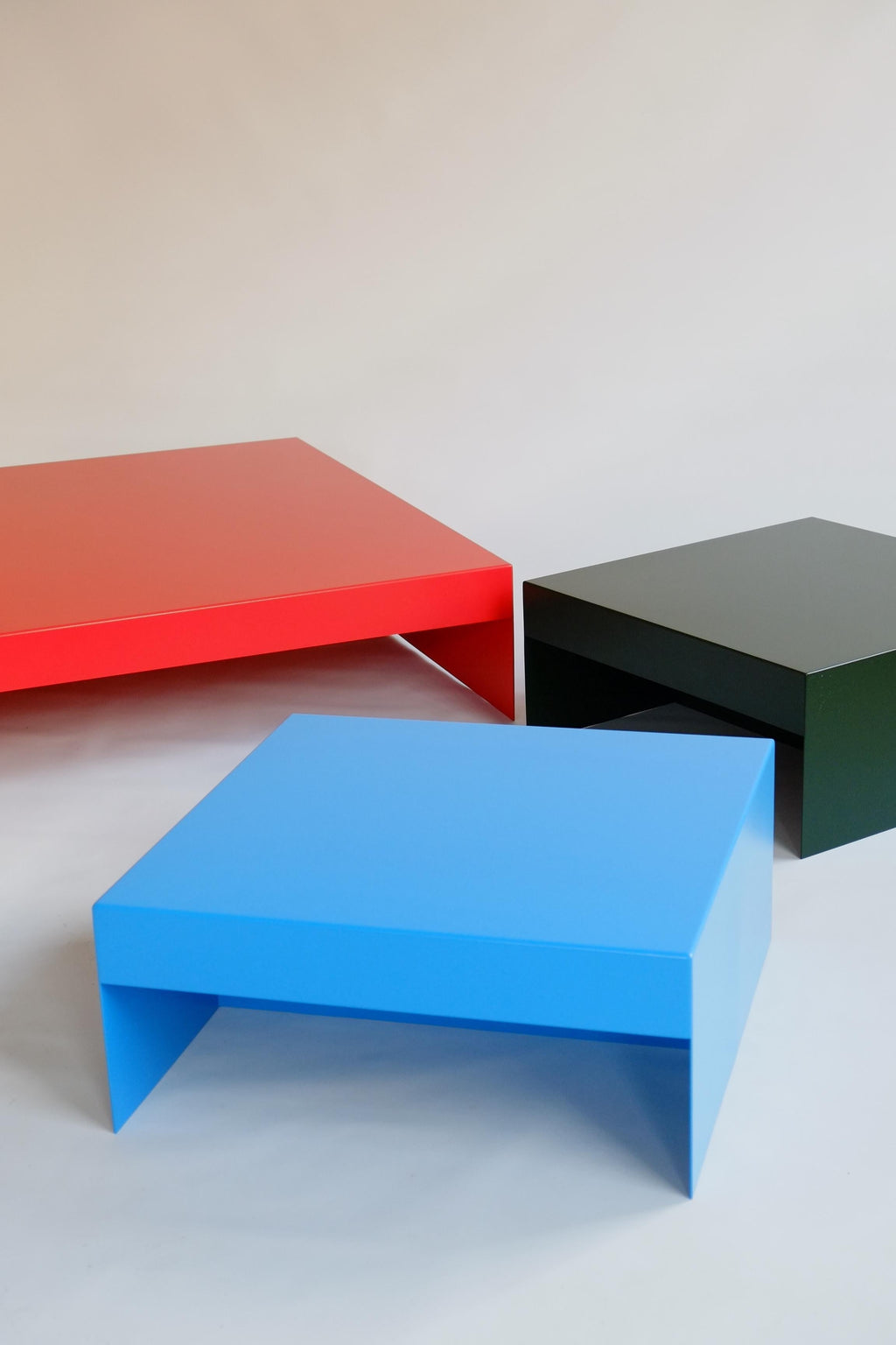 https://a.1stdibscdn.com/bespoke-large-single-form-coffee-table-in-aluminium-many-colours-for-sale-picture-6/f_28943/f_303216221662550400513/DSCF8624_copy_2_master.jpeg