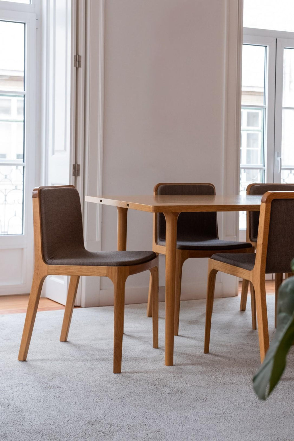 https://a.1stdibscdn.com/cast-minimalist-extensible-dining-table-in-ash-wood-for-sale-picture-6/f_60192/f_470894221760719998612/DSCF9086_tratada3_master.jpg