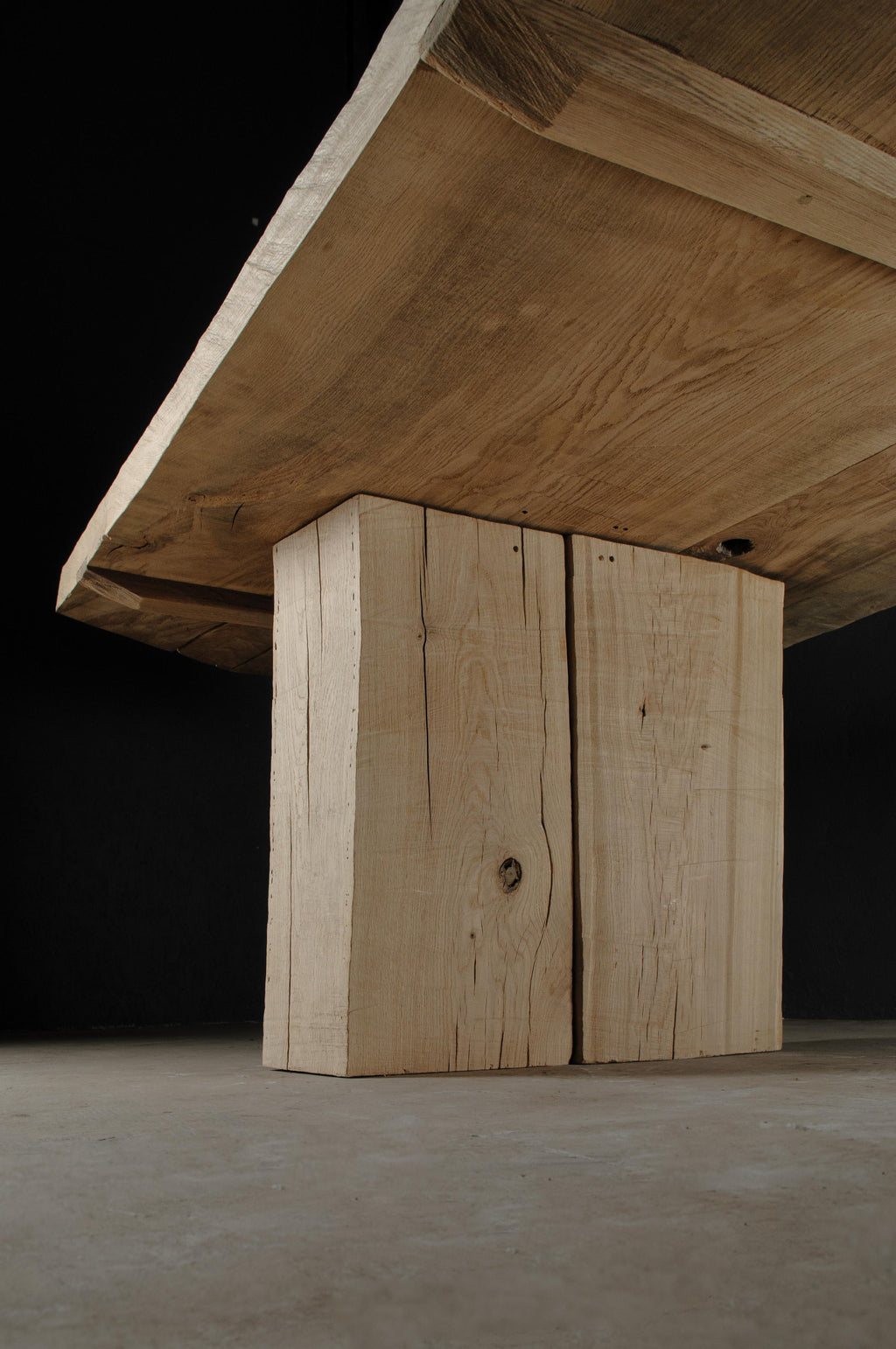 https://a.1stdibscdn.com/sculpted-massive-dining-table-v10-in-solid-oakwood-in-stock-for-sale-picture-10/f_31233/f_312498321668089396274/DSC_0017_master.jpg