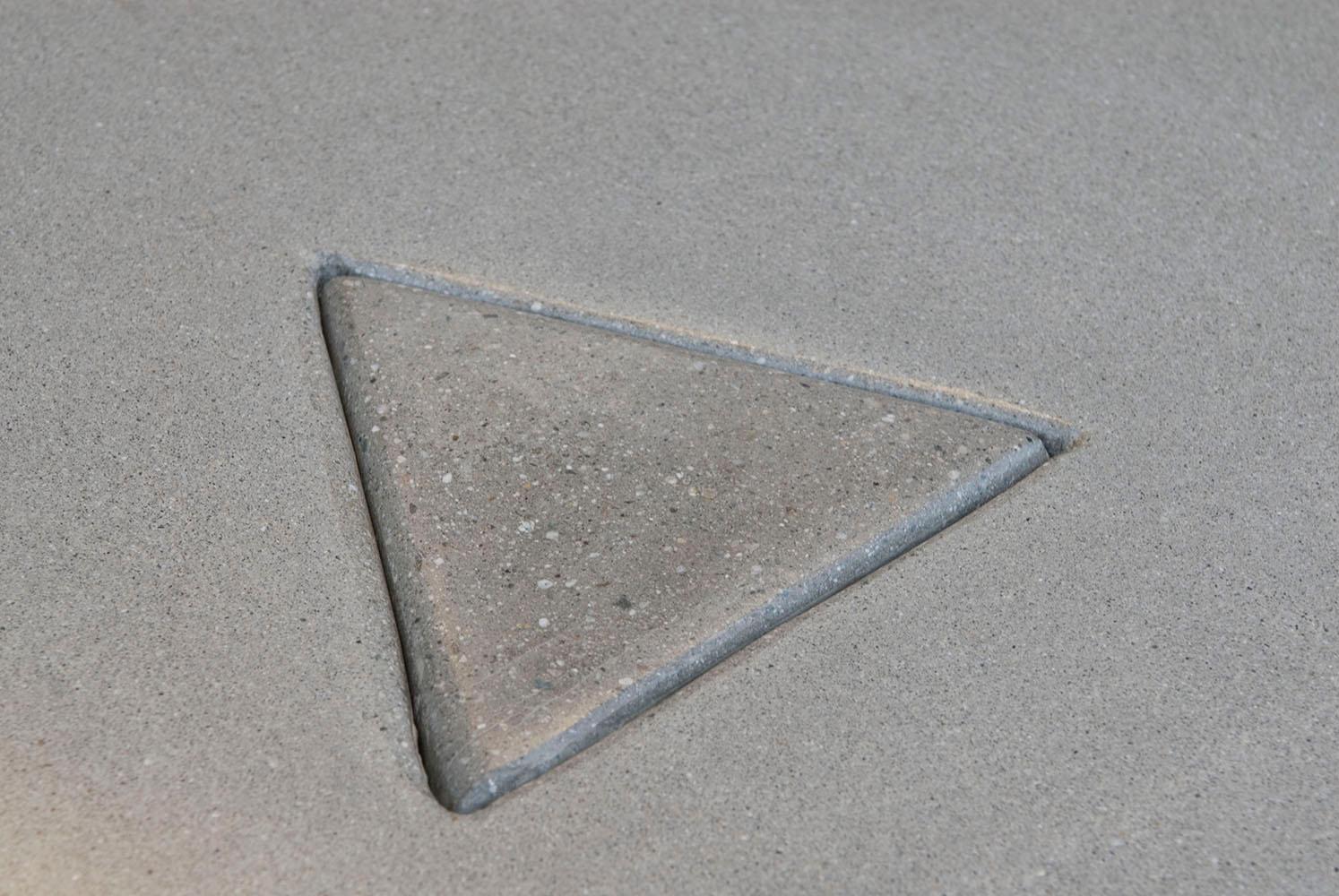 https://a.1stdibscdn.com/james-de-wulf-concrete-triangular-locking-dining-table-for-sale-picture-4/f_12242/f_209842621602626280475/DSC_0028_master.jpg